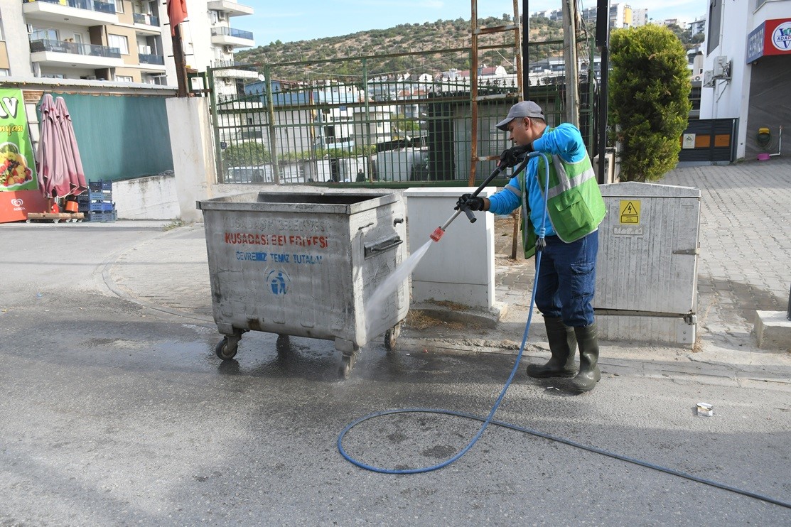 KOMPAKT YAPISIYLA EN DAR SOKAKLARA DAHİ GİREBİLEN BUCHER, YIKAMA VE SÜPÜRME İŞLEMLERİNİ AYNI ANDA GERÇEKLEŞTİREREK TEMİZLİK ÇALIŞMALARINA HIZ KATIYOR.