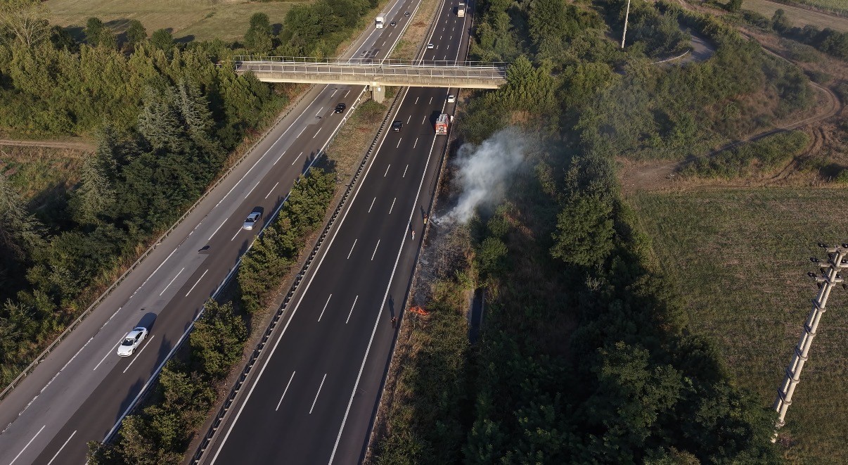 ANADOLU OTOYOLU DÜZCE GEÇİŞİNDE YOL KENARINA ATILAN İZMARİT YANGIN ÇIKARTTI
