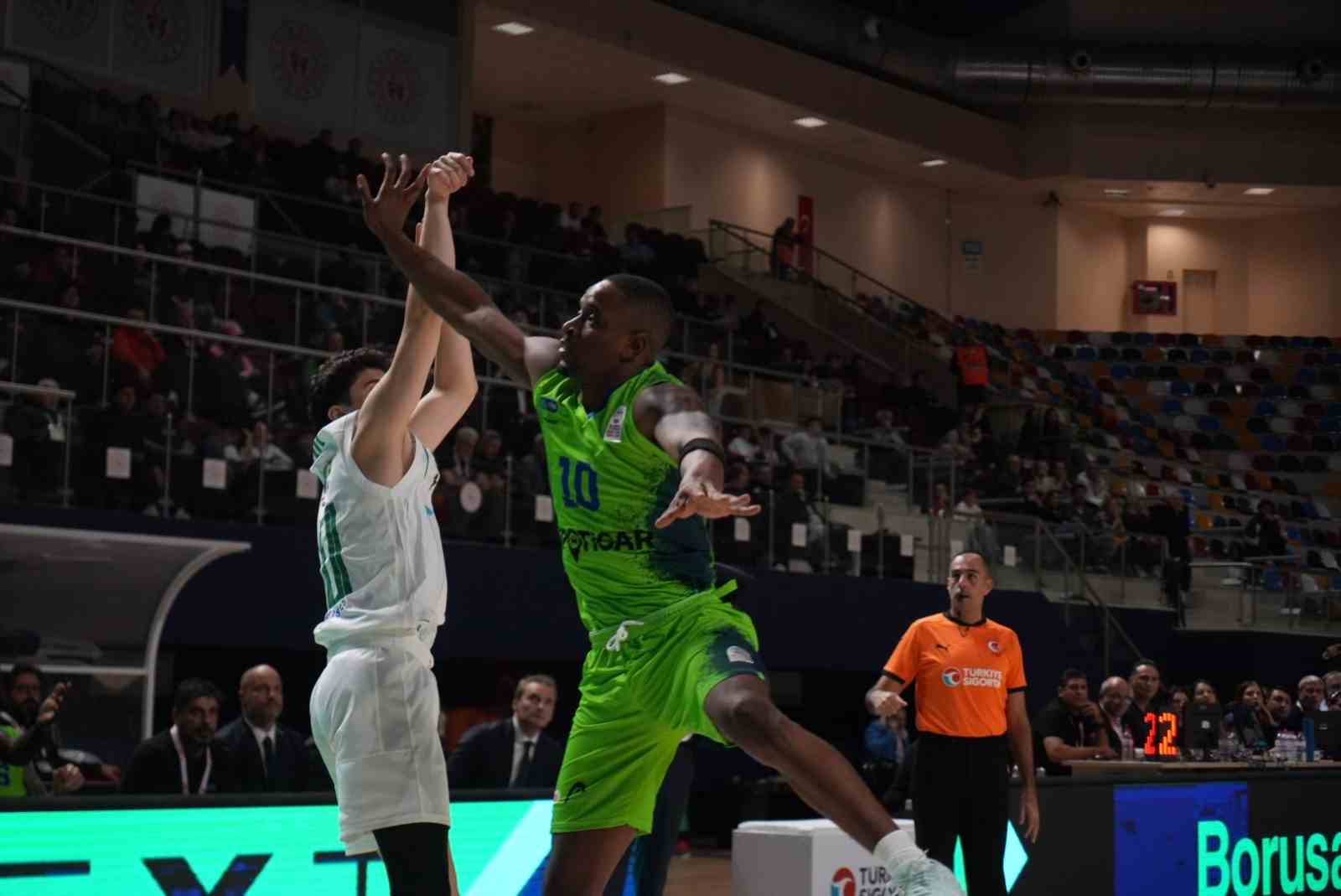 TÜRKİYE SİGORTA BASKETBOL SÜPER LİGİ'NİN 4. HAFTASINDA TOFAŞ, DEPLASMANDA KARŞILAŞTIĞI KÖRFEZ BASKET'İ BRYCE JONES'UN SON SANİYE ÜÇLÜĞÜYLE 71-69 MAĞLUP ETTİ.