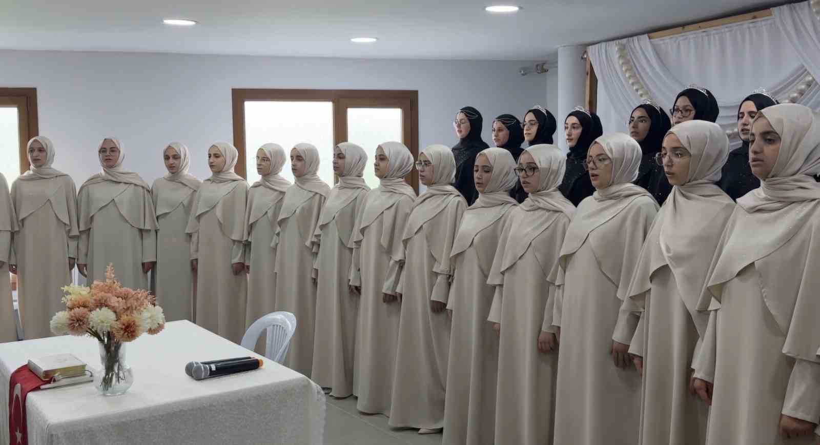 KUR'AN-I KERİM TİLAVETLERİYLE BAŞLAYAN PROGRAMDA, HAFIZLIK EĞİTİMLERİNİ TAMAMLAYAN ÖĞRENCİLER İCAZETLERİNİ ALARAK, YILLAR SÜREN EMEKLERİNİ TAÇLANDIRDI.