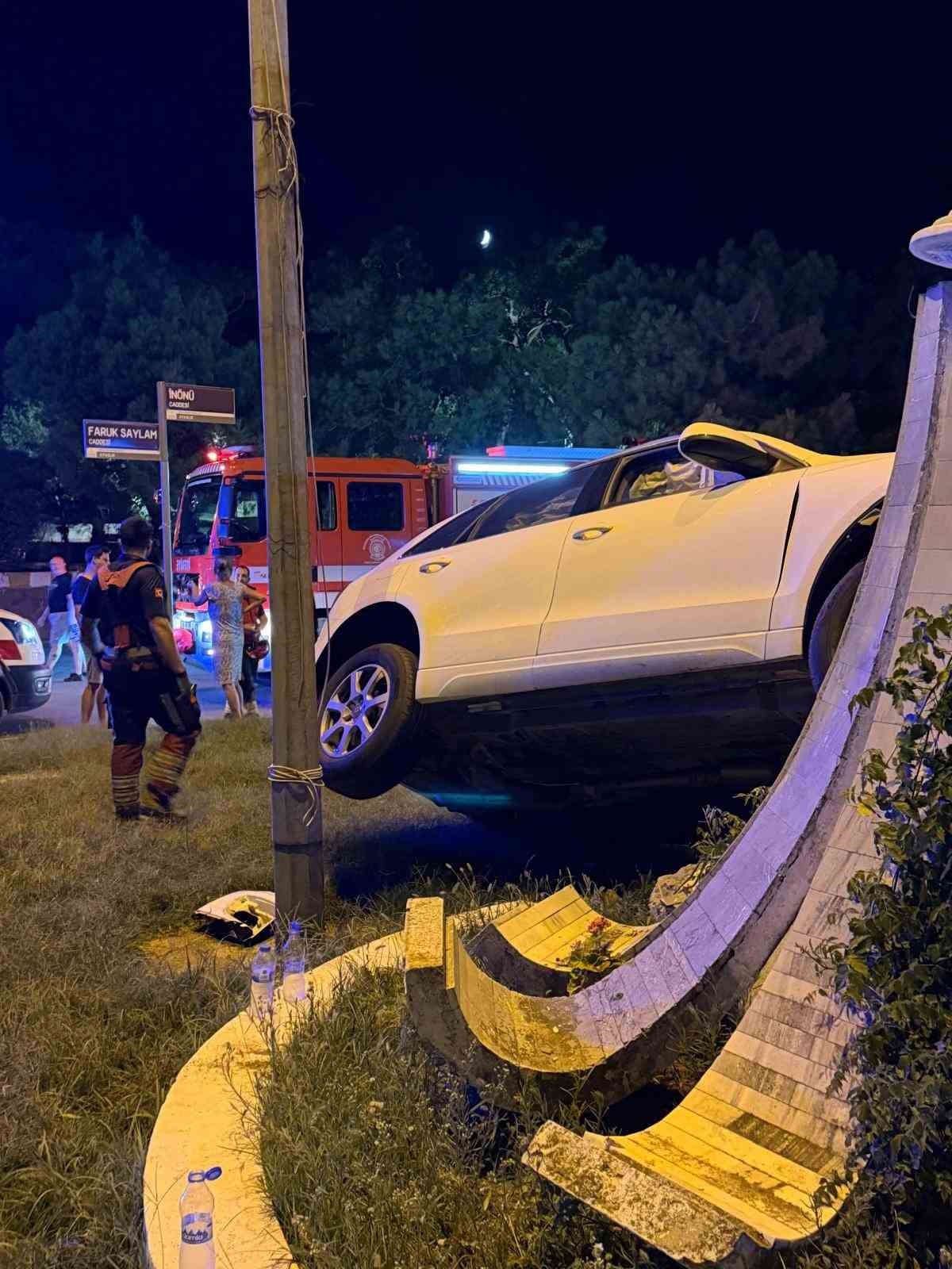 BALIKESİR'İN AYVALIK İLÇESİNDE, SÜRÜCÜSÜNÜN DİREKSİYON BAŞINDA BAYGINLIK GEÇİRDİĞİ BELİRTİLEN OTOMOBİL, YOL KENARINDA BULUNAN ÜÇ ARACA ÇARPTIKTAN SONRA ÇAMLIK KAVŞAĞI'NDAKİ ATATÜRK BÜSTÜNE ÇARPARAK DURABİLDİ.
