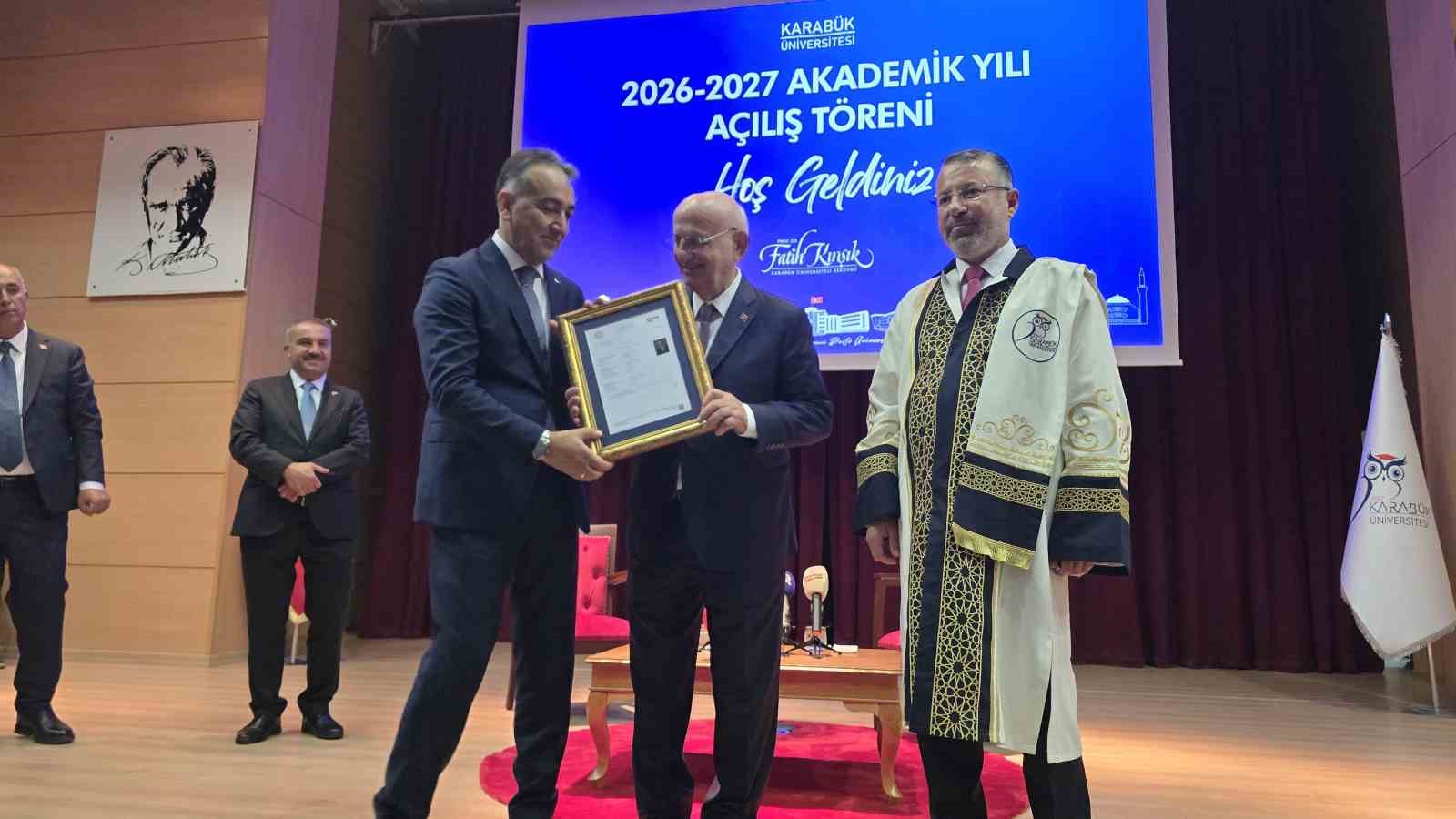 PROGRAMIN SONUNDAN KARABÜK VALİSİ OKTAY ÇAĞATAY, KAHRAMAN'A KARABÜK DEMİR ÇELİK LİSESİNDEKİ DİPLOMA ÖRNEĞİNİ TAKDİM ETTİ.