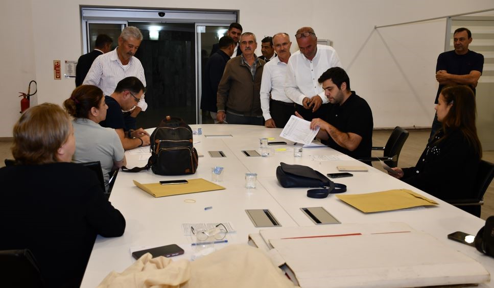 AYDIN TİCARET BORSASI’NDA SEÇİM HEYECANI SONA ERERKEN, AYDIN TİCARET BORSASI MEVCUT YÖNETİM KURULU BAŞKANI FEVZİ ÇONDUR, BORSA ÜYELERİNİN OYLARIYLA YENİDEN BAŞKAN SEÇİLEREK GÜVEN TAZELEDİ.