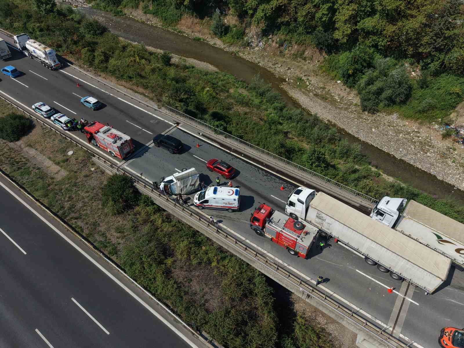 ANADOLU OTOYOLU ASARSUYU KÖPRÜSÜ ÜZERİNDE 2 TIR VE 1 KAMYONETİN KARIŞTIĞI ZİNCİRLEME KAZADA DEVRİLEN KAMYONETİN SÜRÜCÜSÜ YARALANDI.