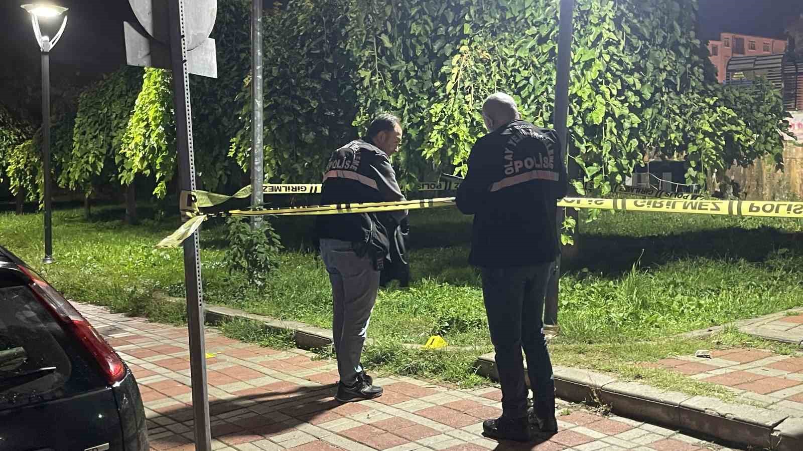 KARAMAN’DA PARKTA ÇIKAN BIÇAKLI KAVGADA 17 YAŞINDAKİ 2 ÇOCUK AĞIR YARALANDI. OLAYIN ARDINDAN KAÇAN 15 YAŞINDAKİ ŞÜPHELİ, YUNUS TİMLERİ TARAFINDAN KISA SÜREDE YAKALANARAK GÖZALTINA ALINDI.
