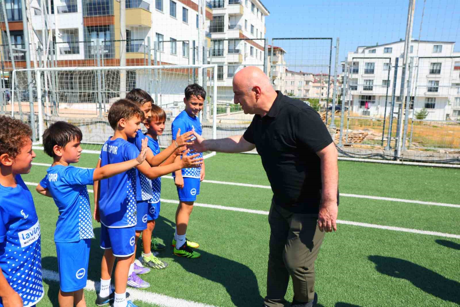 DARICA BELEDİYESİ TARAFINDAN ÇOCUKLARIN FARKLI SPOR BRANŞLARIYLA TANIŞMASI AMACIYLA DÜZENLENEN KIŞ SPOR OKULLARI İÇİN KAYITLAR BAŞLADI.