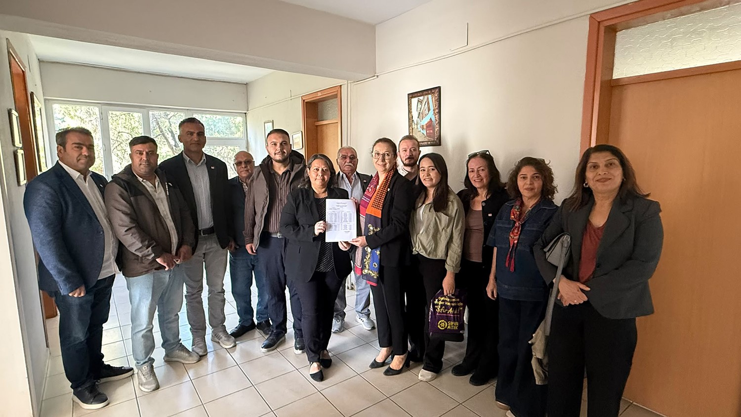 YENİ PARTİ KULA İLÇE BAŞKANLIĞI’NDA KONGRE SÜRECİNİN TAMAMLANMASININ ARDINDAN ESEN ÇINAR, YENİDEN İLÇE BAŞKANLIĞI GÖREVİNE SEÇİLEREK YÖNETİM KURULU ÜYELERİYLE BİRLİKTE MAZBATASINI ALDI.