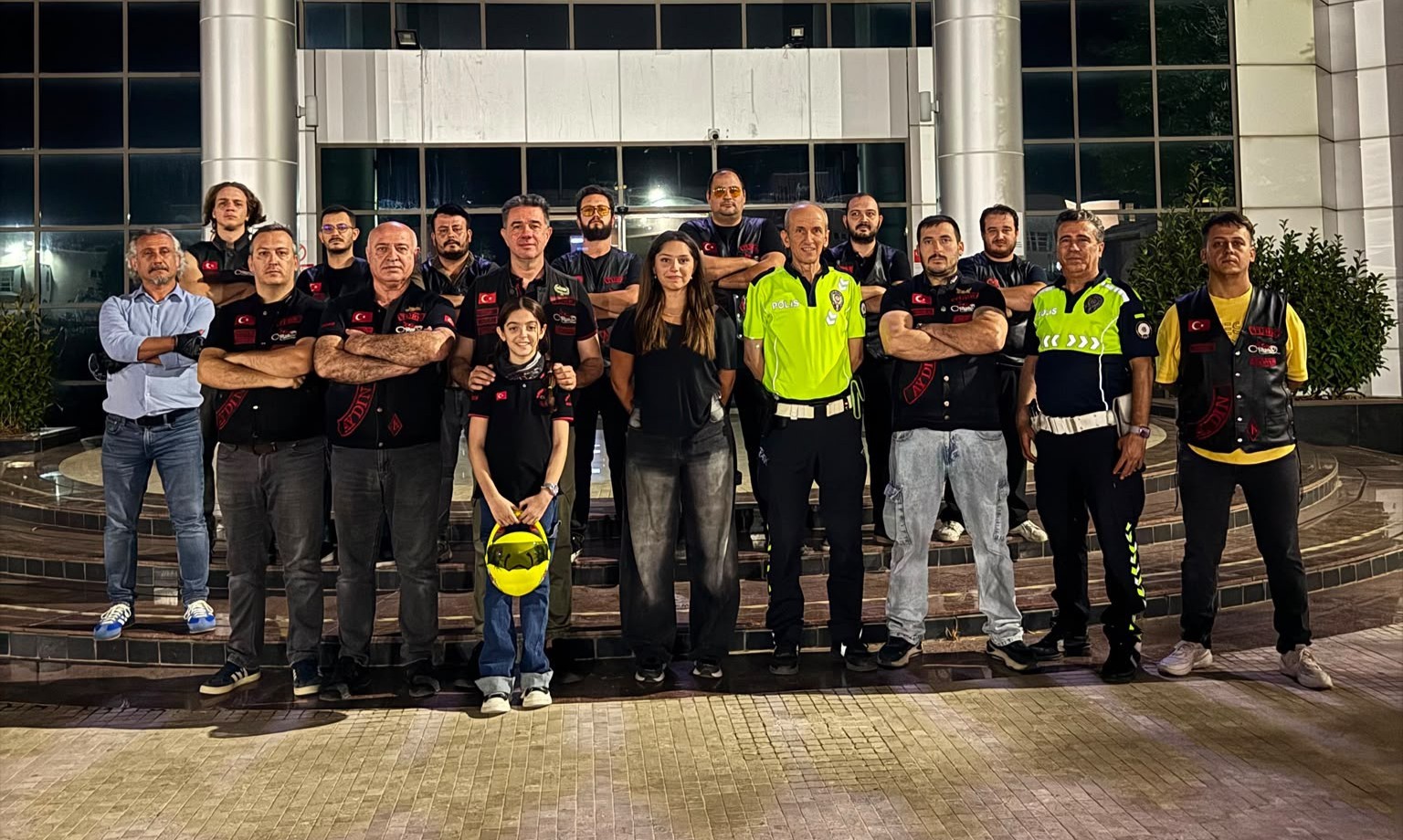 AYDIN'DA TRAFİK BİLİNCİNİN OLUŞTURULMASI HEDEFİYLE GERÇEKLEŞTİRDİKLERİ ÇALIŞMALARLA VATANDAŞLARA GÜVENLİ SÜRÜŞ KONULARINDA BİLGİLER VEREN TRAFİK EĞİTİM BÜRO PERSONELLERİ, MOTOSİKLET SÜRÜCÜLERİNE YÖNELİK ‘GÜVENLİ MOTOSİKLET SÜRÜŞÜ' EĞİTİMİ VERDİ.