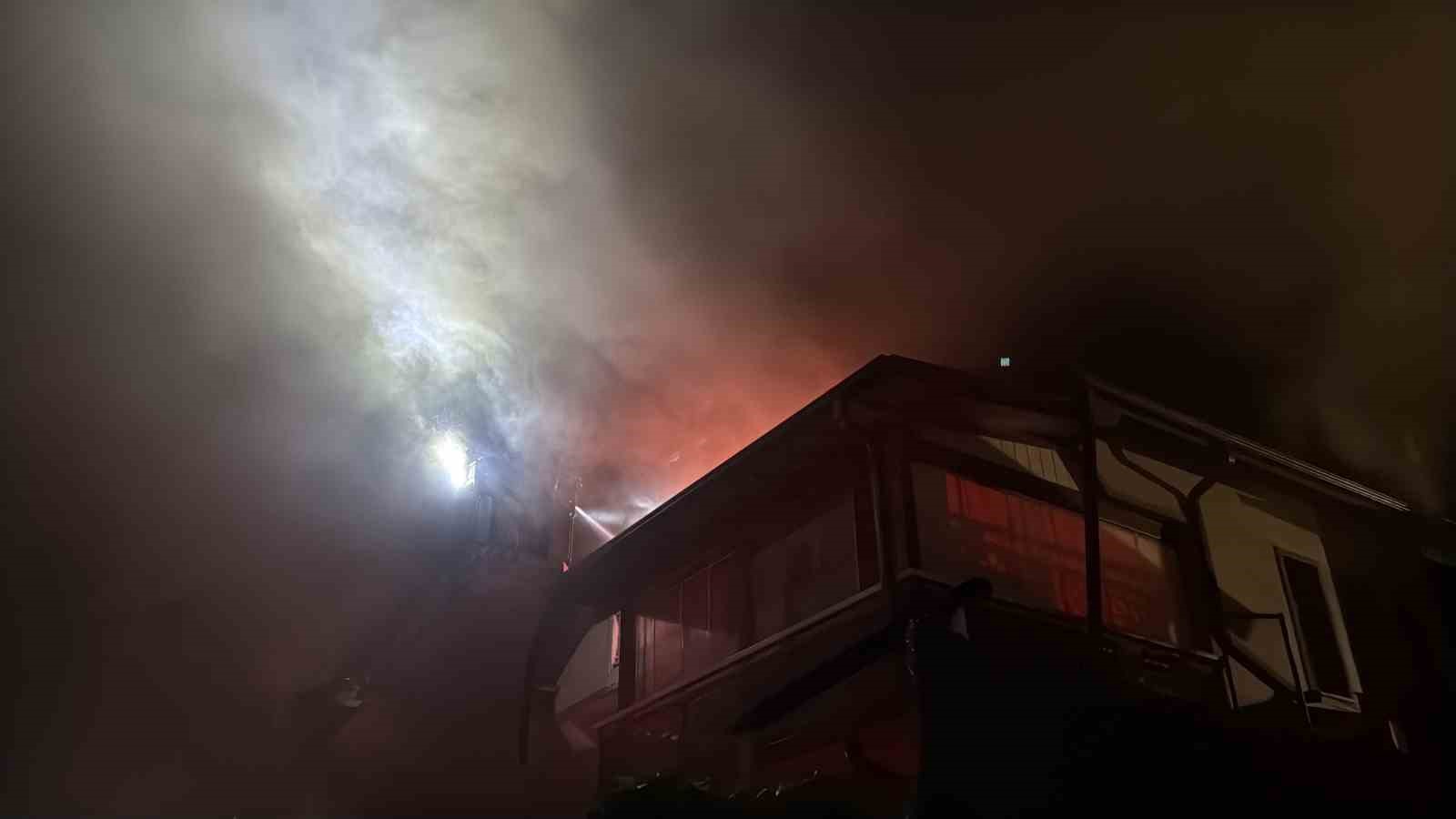 SAKARYA’NIN SAPANCA İLÇESİNDE GECE SAATLERİNDE 2 KATLI VİLLANIN ÇATI KATINDA ÇIKAN YANGIN, EKİPLERİN YOĞUN ÇALIŞMALARI SONUCUNDA SÖNDÜRÜLDÜ.