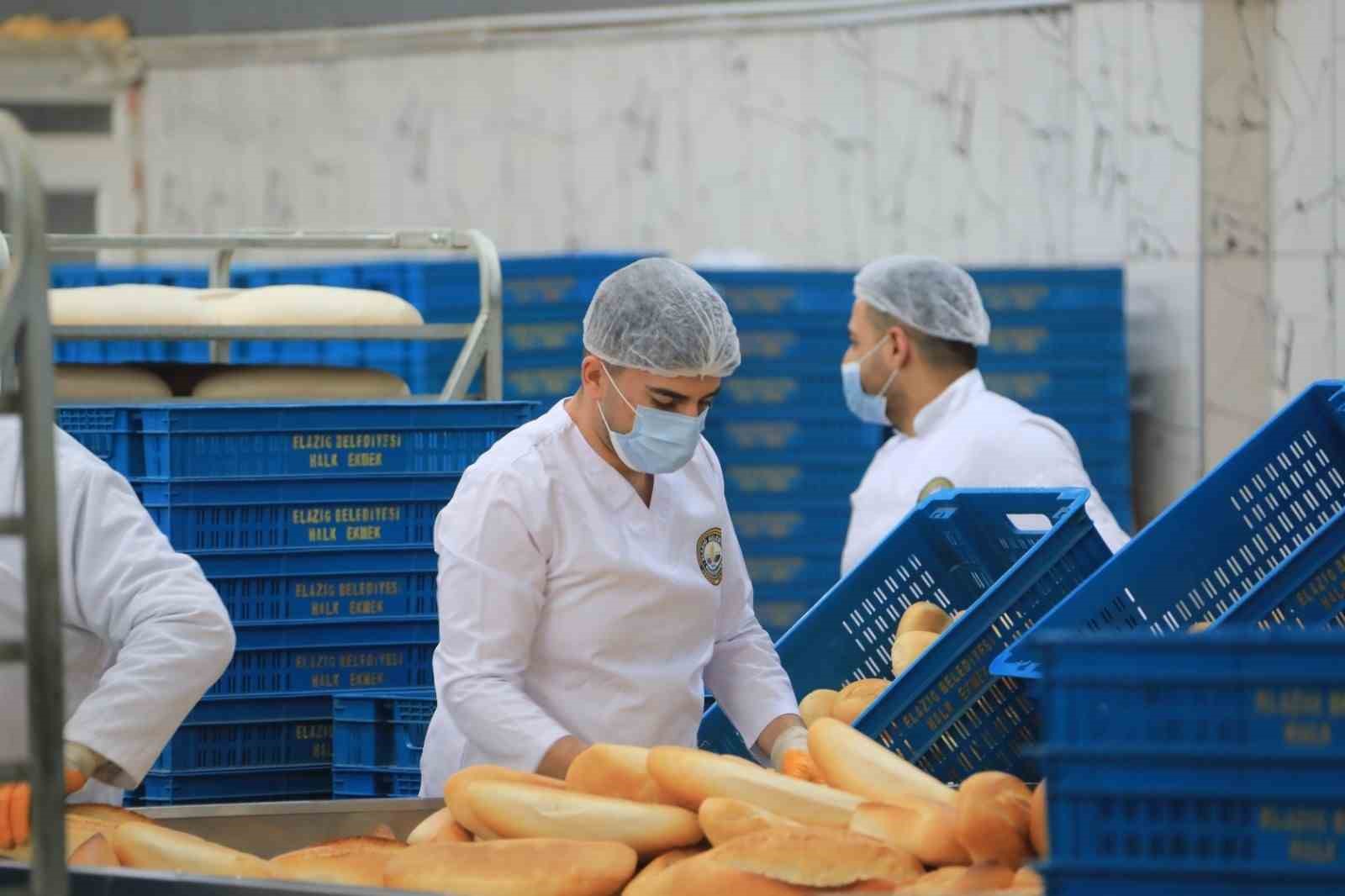 ELAZIĞ BELEDİYESİ, SOSYAL BELEDİYECİLİK ANLAYIŞI DOĞRULTUSUNDA HAYATA GEÇİRDİĞİ HALK EKMEK ÜRETİM TESİSİ’NDE; VATANDAŞLARIN SOFRALARINA SAĞLIKLI, HİJYENİK VE KALİTELİ EKMEĞİ UYGUN FİYATLARLA ULAŞTIRMAYI SÜRDÜRÜYOR. TESİSTE GÜNLÜK YAKLAŞIK 20 BİN EKMEK ÜRETİLEREK VATANDAŞLARIN TÜKETİMİNE SUNULUYOR