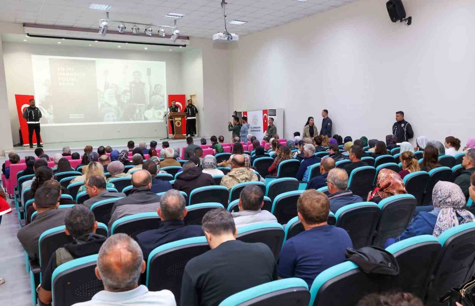 TUNCELİ’NİN ÇEMİŞGEZEK İLÇESİNDE, "EN İYİ NARKOTİK POLİSİ; ANNE" PROJESİ KAPSAMINDA BİLGİLENDİRME ETKİNLİKLERİ DÜZENLENDİ