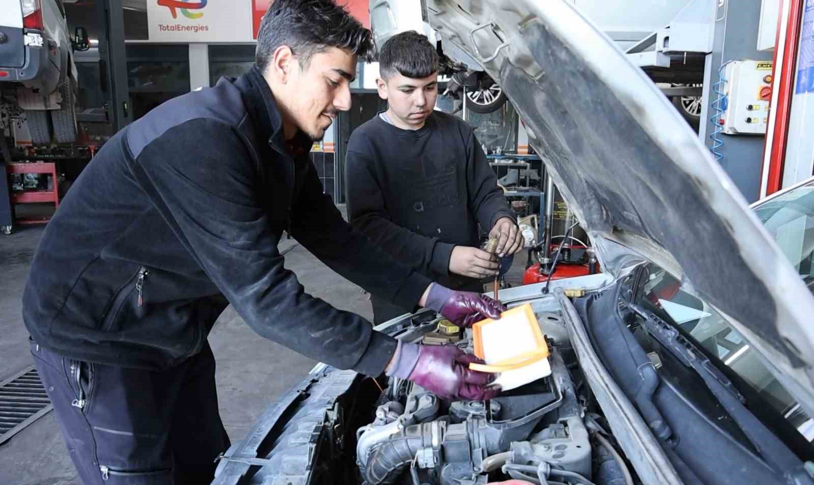 KIŞ MEVSİMİNİN GELMESİYLE BİRLİKTE DÜŞEN HAVA SICAKLIKLARI ARAÇLARDA KIŞLIK BAKIMIN DA SİNYALLERİNİ VERİYOR. SOĞUKLARA KARŞI ANTİFRİZİN BÜYÜK ÖNEM ARZ ETTİĞİ KIŞLIK BAKIMLARINDA USTALAR ARAÇ SAHİPLERİNİ UYARDI.