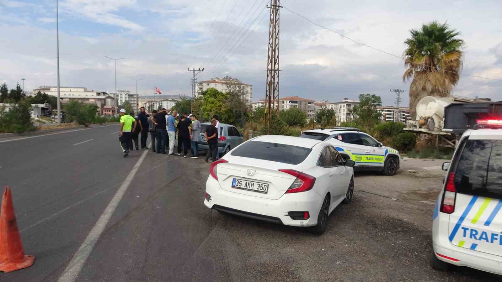 KİLİS'TE MOTOSİKLET İLE OTOMOBİLİN ÇARPIŞMASI SONUCU 1'İ AĞIR 2 KİŞİ YARALANDI.
