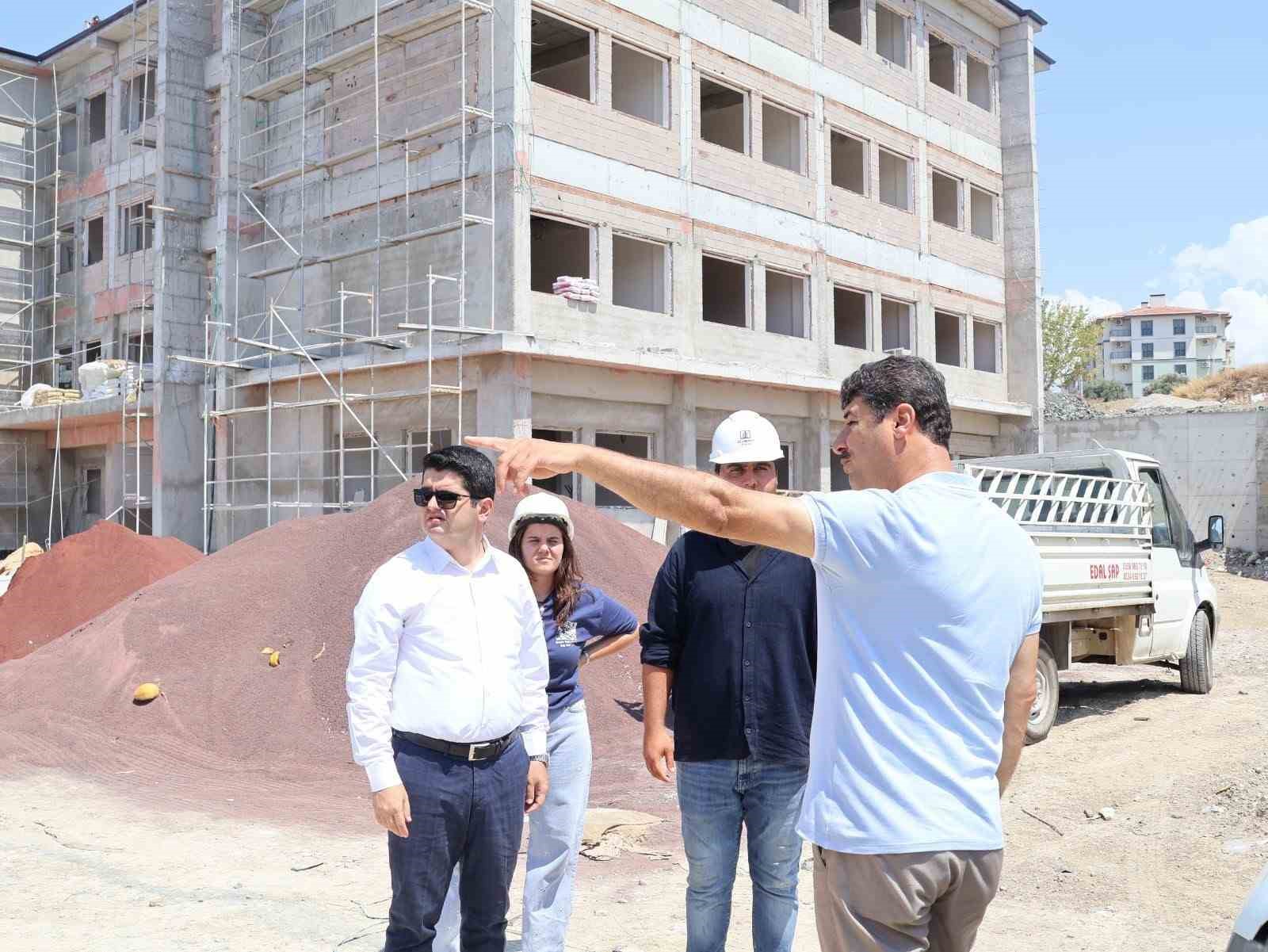 ARSUZ KAYMAKAMI FATİH EROĞLU, ÖZBEKİSTAN MAHALLESİ TOKİ KONUTLARI ALANINDA YAPIMI DEVAM EDEN EĞİTİM KURUMLARINDA İNCELEMELERDE BULUNDU.