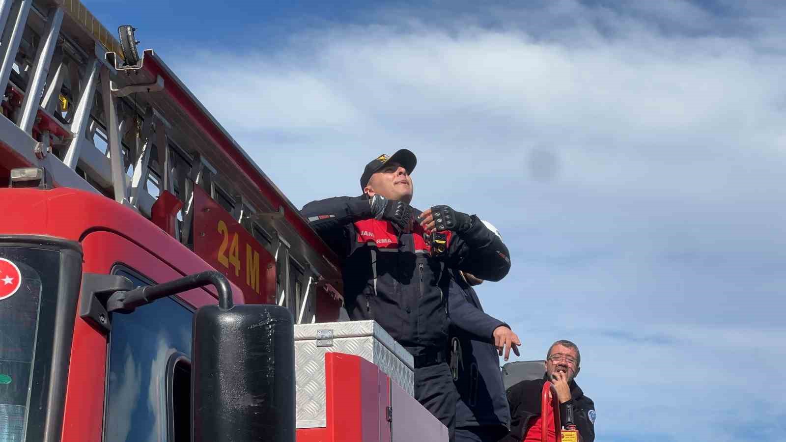 GERİLİM SIRASINDA BİR JANDARMA PERSONELİ, KUNUK İLE KONUŞABİLMEK AMACIYLA İTFAİYE ARACININ ÜZERİNE ÇIKTI. BURADAN EV SAHİBİNE SESLENEN JANDARMA PERSONELİ, KUNUK'U AŞAĞI İNMEYE İKNA ETMEYE ÇALIŞTI. ANCAK KUNUK, YAPILAN ÇAĞRIYI KABUL ETMEYEREK ÇATIDA BEKLEMEYE DEVAM ETTİ.
