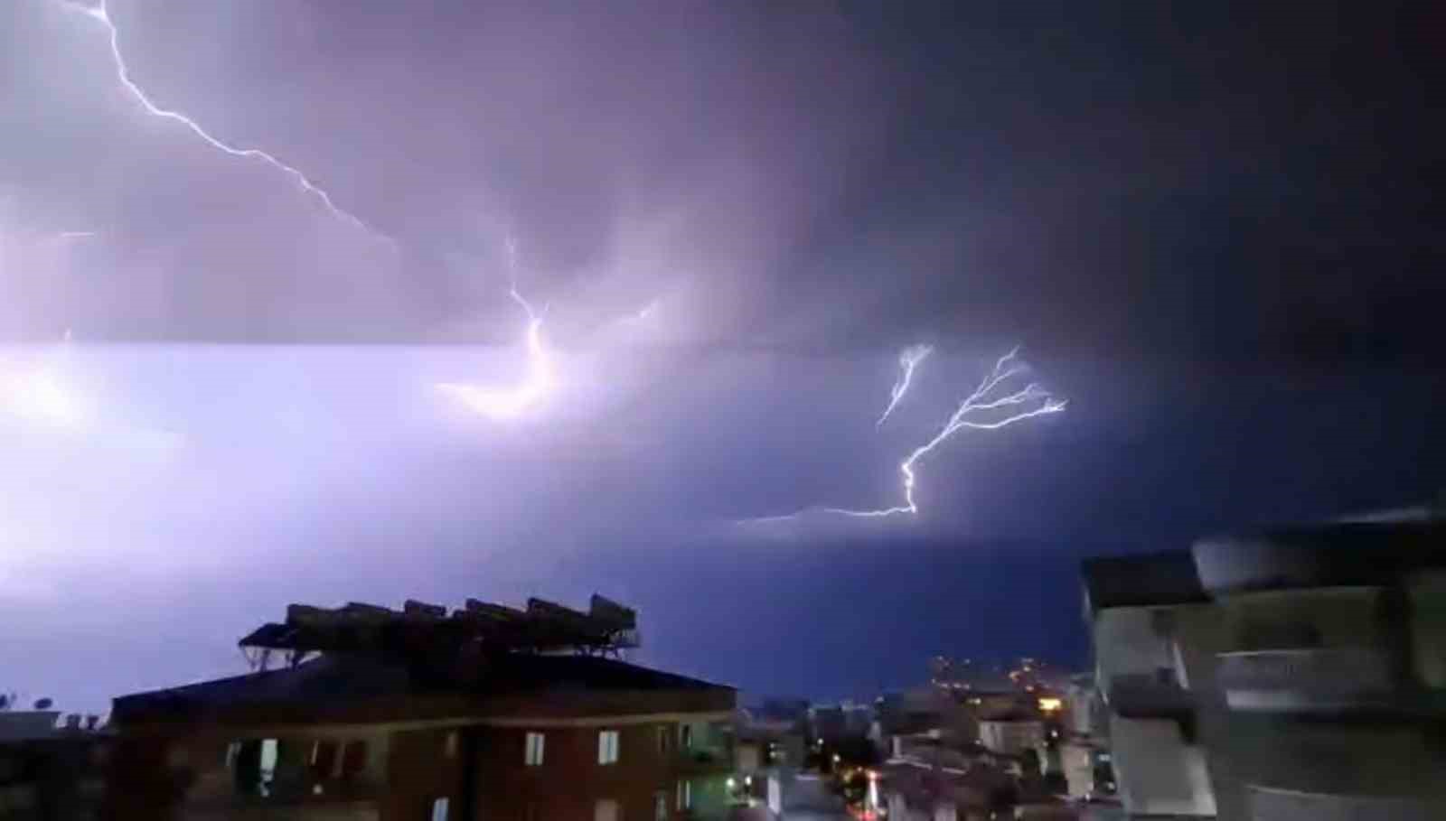 ANTALYA'NIN ALANYA İLÇESİNDE ETKİLİ OLAN SAĞANAK YAĞIŞLA BİRLİKTE ÇAKAN ŞİMŞEKLER GÖKYÜZÜNÜ AYDINLATTI.