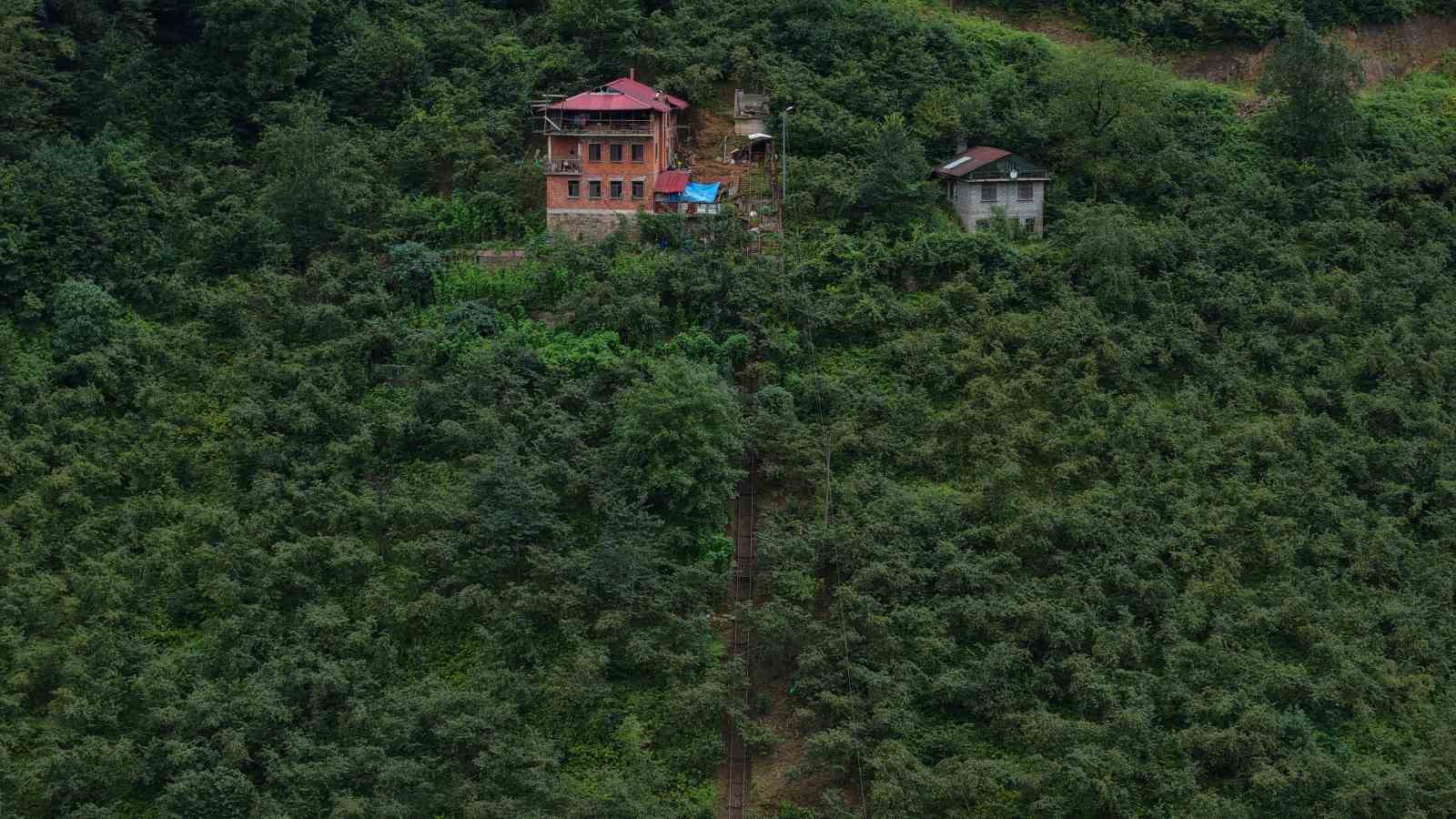 TRABZON'UN KÖPRÜBAŞI İLÇESİNDE YAŞAYAN 78 YAŞINDAKİ HÜSEYİN KADIOĞLU, YOLU BULUNMAYAN EVİNE KENDİ İMKANLARIYLA 120 METRE UZUNLUĞUNDA RAYLI ULAŞIM SİSTEMİ KURDU.
