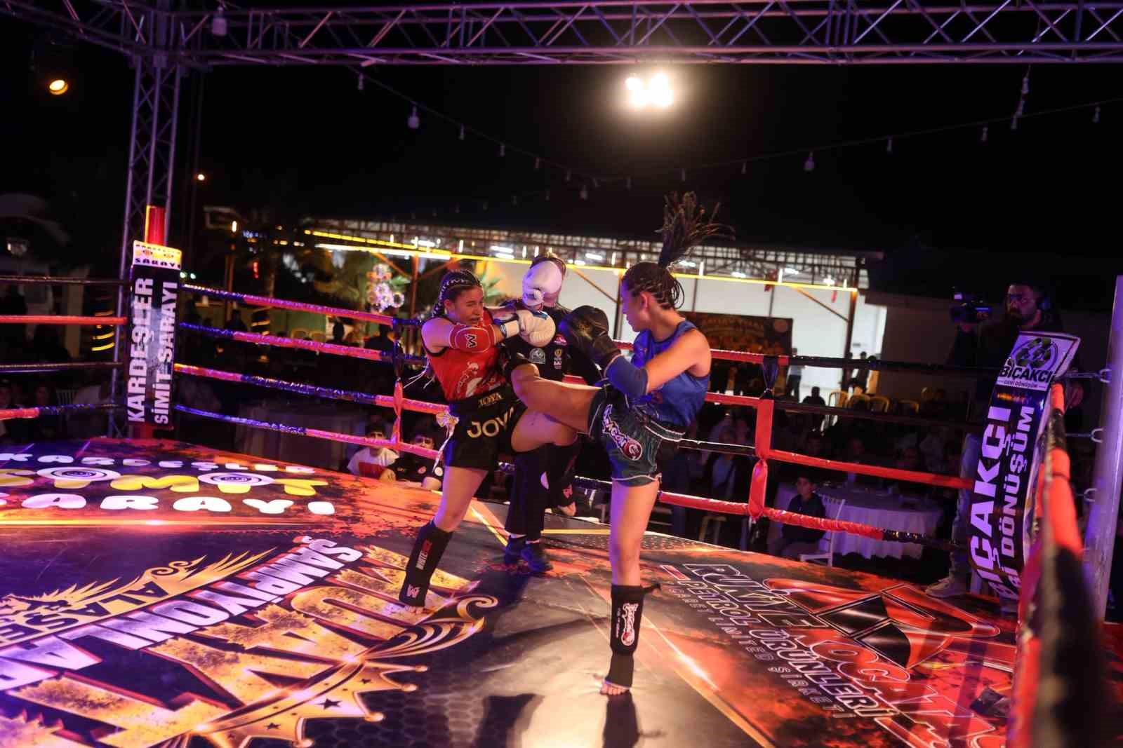 MANİSA’NIN ALAŞEHİR İLÇESİNDE DÜZENLENEN GELENEKSEL MUAYTHAİ GECESİ, 11 İLDEN 18 ELİT MİLLİ SPORCUNUN KATILIMIYLA GERÇEKLEŞTİRİLDİ. BİRBİRİNDEN ÇEKİŞMELİ MÜSABAKALARA SAHNE OLAN ORGANİZASYONDA SPORCULAR, RİNGDEKİ PERFORMANSLARIYLA İZLEYENLERE HEYECAN DOLU ANLAR YAŞATTI.