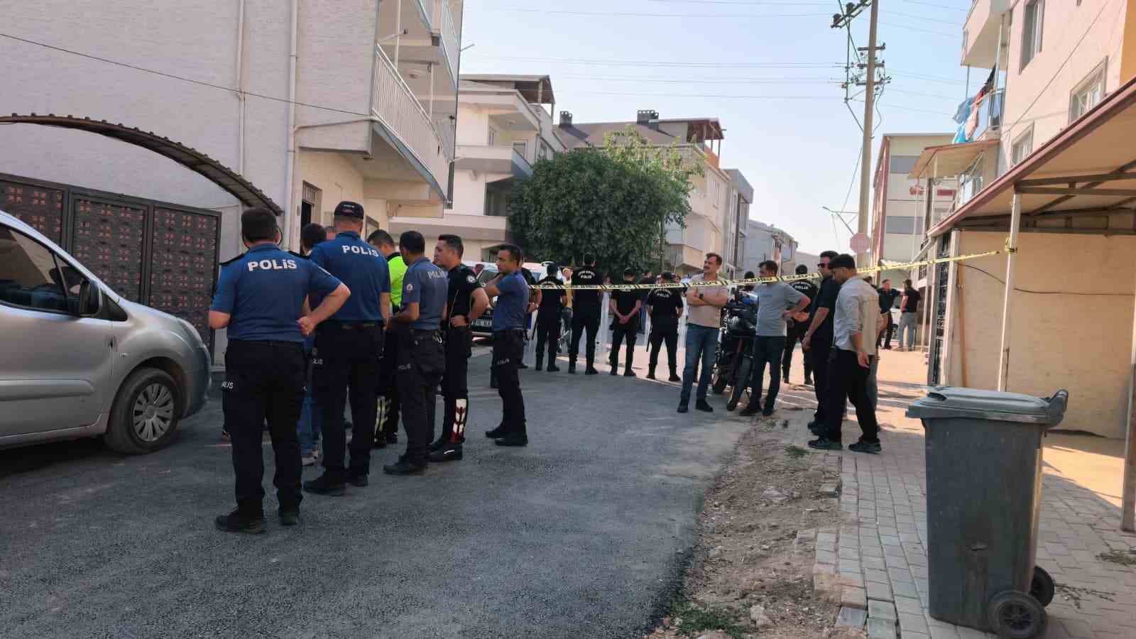OLAY YERİNE TOPLANAN VATANDAŞLAR VE POLİS EKİPLERİNİN ÇALIŞMASI