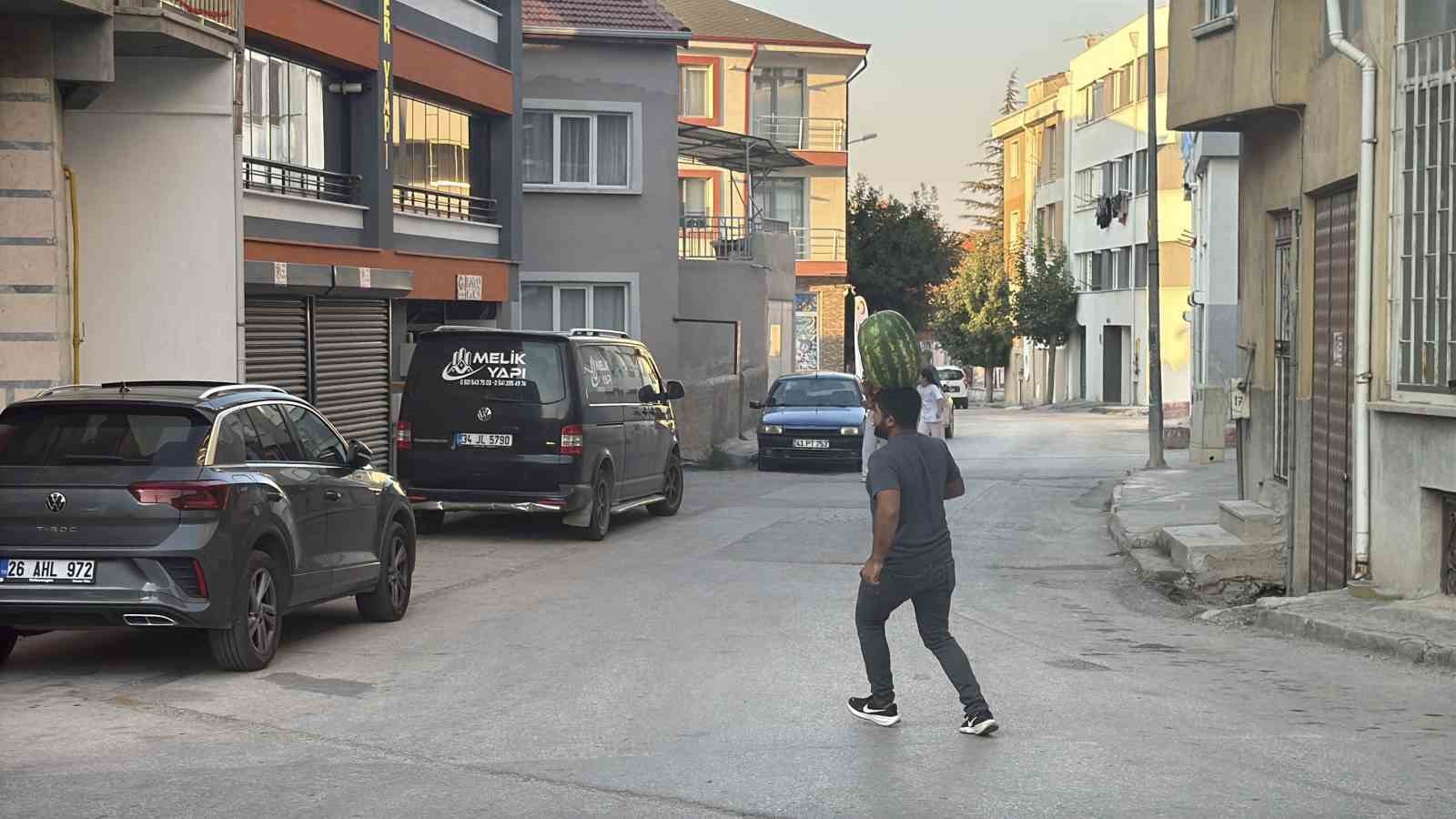 ÇOCUK YAŞTA SİMİT SATARKEN KEŞFETTİĞİ DENGE YETENEĞİNİ YILLAR İÇİNDE GELİŞTİREN ESKİŞEHİR’DE YAŞAYAN İNŞAAT USTASI MUSTAFA DURMAZ, KAFASINDA KİLOLARCA AĞIRLIKTA OLAN KARPUZ VARKEN; BİSİKLET BİNEBİLİYOR, HALAY ÇEKEBİLİYOR VE KOŞABİLİYOR.