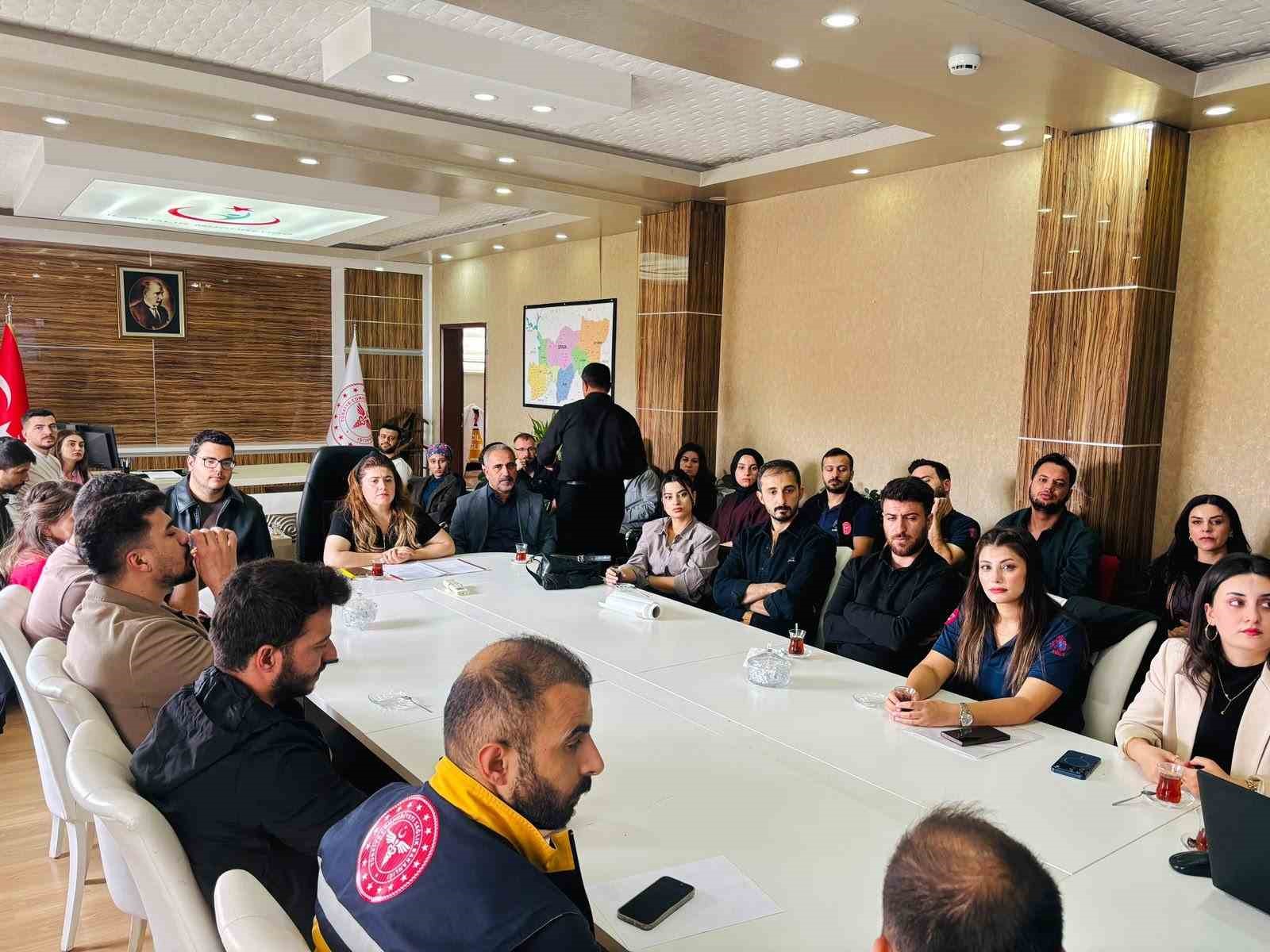ŞIRNAK İL SAĞLIK MÜDÜRLÜĞÜNDE, SAĞLIK HİZMETLERİ BAŞKAN YARDIMCISI LEYLA ACAR BAŞKANLIĞINDA İL GENELİNDEKİ ACİL SAĞLIK HİZMETLERİNİN DURUMUNU VE SAHADAKİ SÜREÇLERİ DEĞERLENDİRMEK AMACIYLA GENİŞ KATILIMLI BİR TOPLANTI GERÇEKLEŞTİRİLDİ.