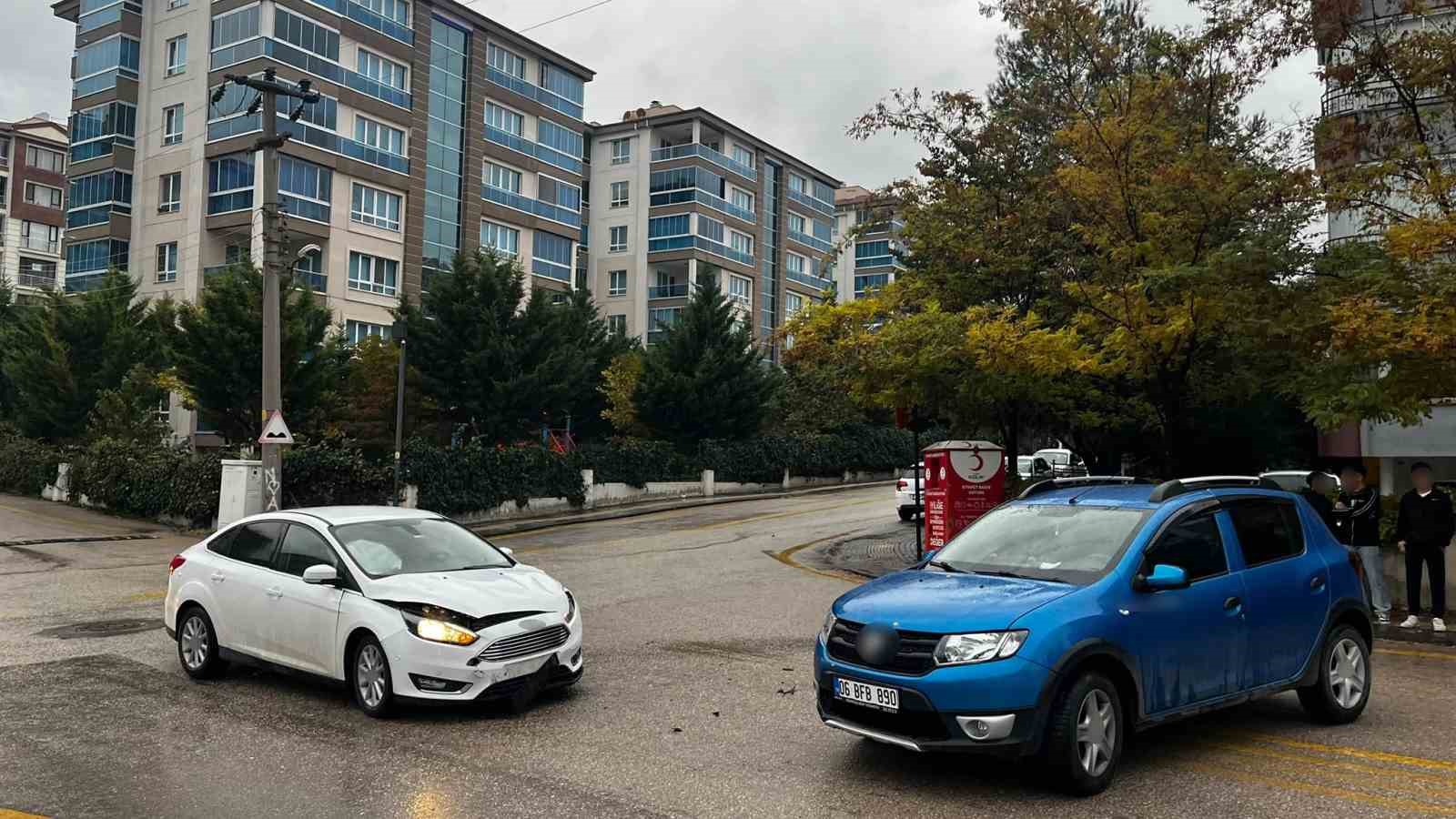 ANKARA’NIN BEYPAZARI İLÇESİNDE KONTROLSÜZ KAVŞAKTA İKİ OTOMOBİL ÇARPIŞTI.