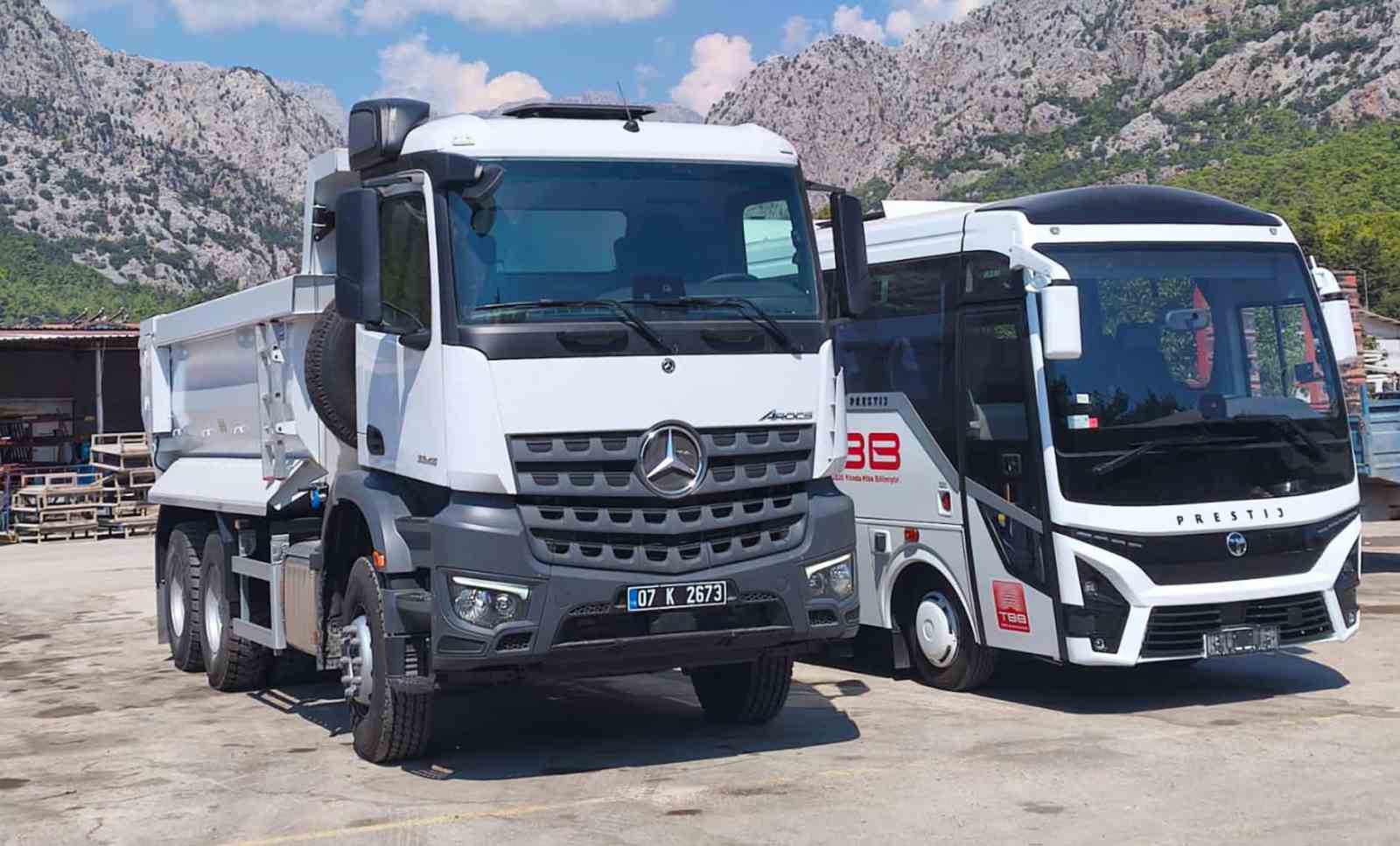 KEMER BELEDİYESİ, ARAÇ FİLOSUNU GÜÇLENDİRMEYE DEVAM EDİYOR. DEVLET MALZEME OFİSİ’NDEN (DMO) SATIN ALINAN 1 ADET DAMPERLİ KAMYON, KEMER BELEDİYESİ ARAÇ FİLOSUNA DAHİL EDİLDİ.