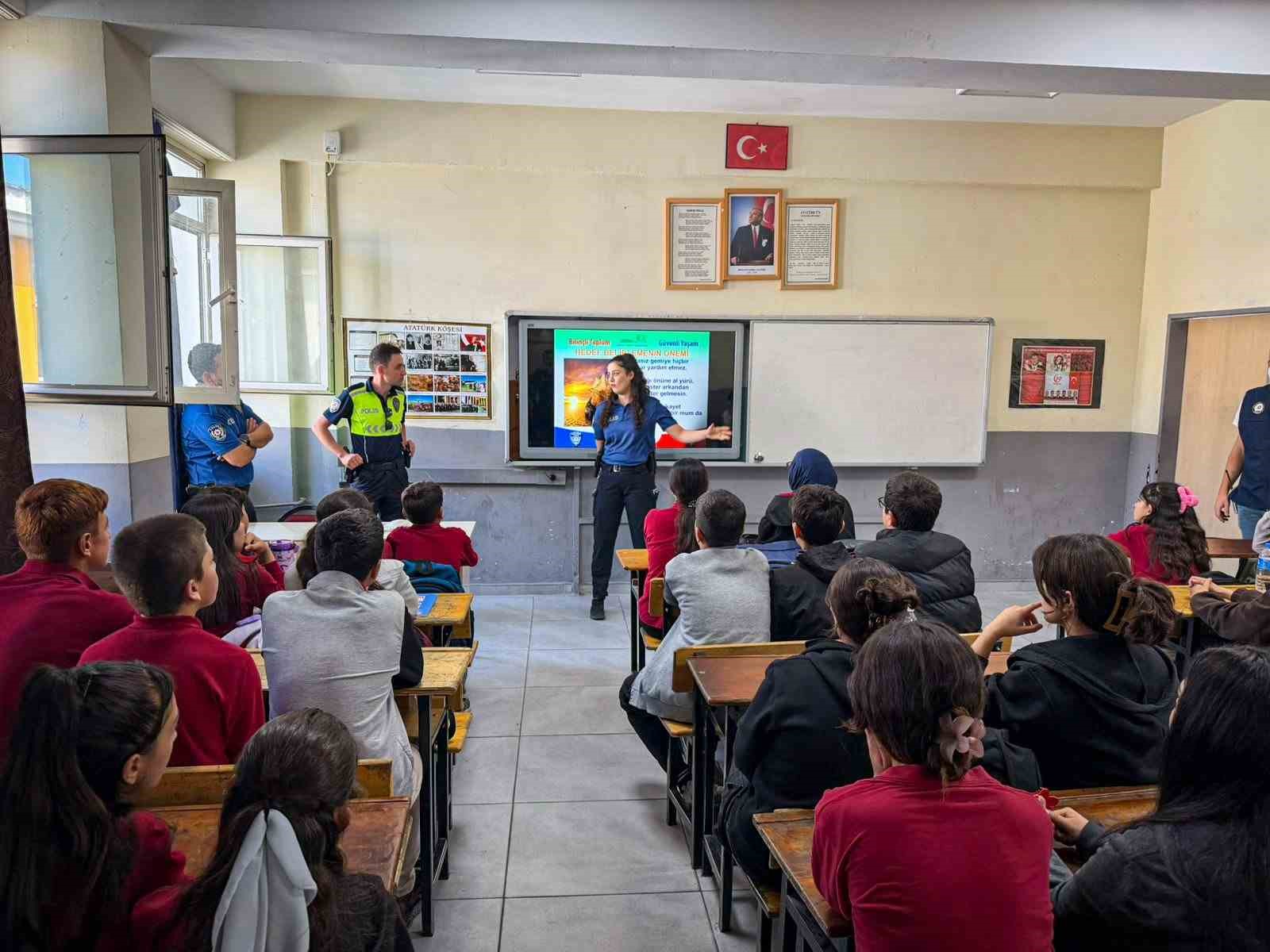 VAN’IN MURADİYE İLÇESİNDE POLİS EKİPLERİ TARAFINDAN ÖĞRENCİLERE YÖNELİK BİLGİLENDİRME EĞİTİMİ DÜZENLENDİ.