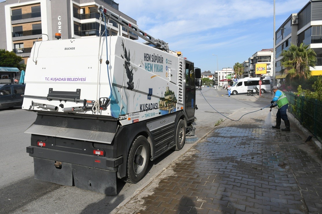 KOMPAKT YAPISIYLA EN DAR SOKAKLARA DAHİ GİREBİLEN BUCHER, YIKAMA VE SÜPÜRME İŞLEMLERİNİ AYNI ANDA GERÇEKLEŞTİREREK TEMİZLİK ÇALIŞMALARINA HIZ KATIYOR.