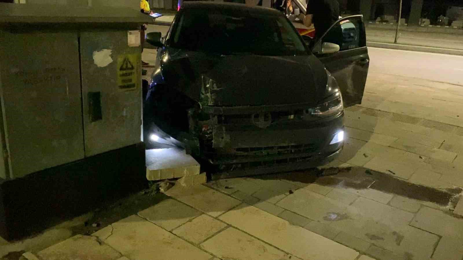 BURSA’NIN İNEGÖL İLÇESİNDE GECE SAATLERİNDE MEYDANA GELEN KAZADA KONTROLDEN ÇIKAN OTOMOBİL KALDIRIMA ÇIKARAK TABELALARI DEVİRDİ. KAZADA OTOMOBİL SÜRÜCÜSÜ YARALANDI.
