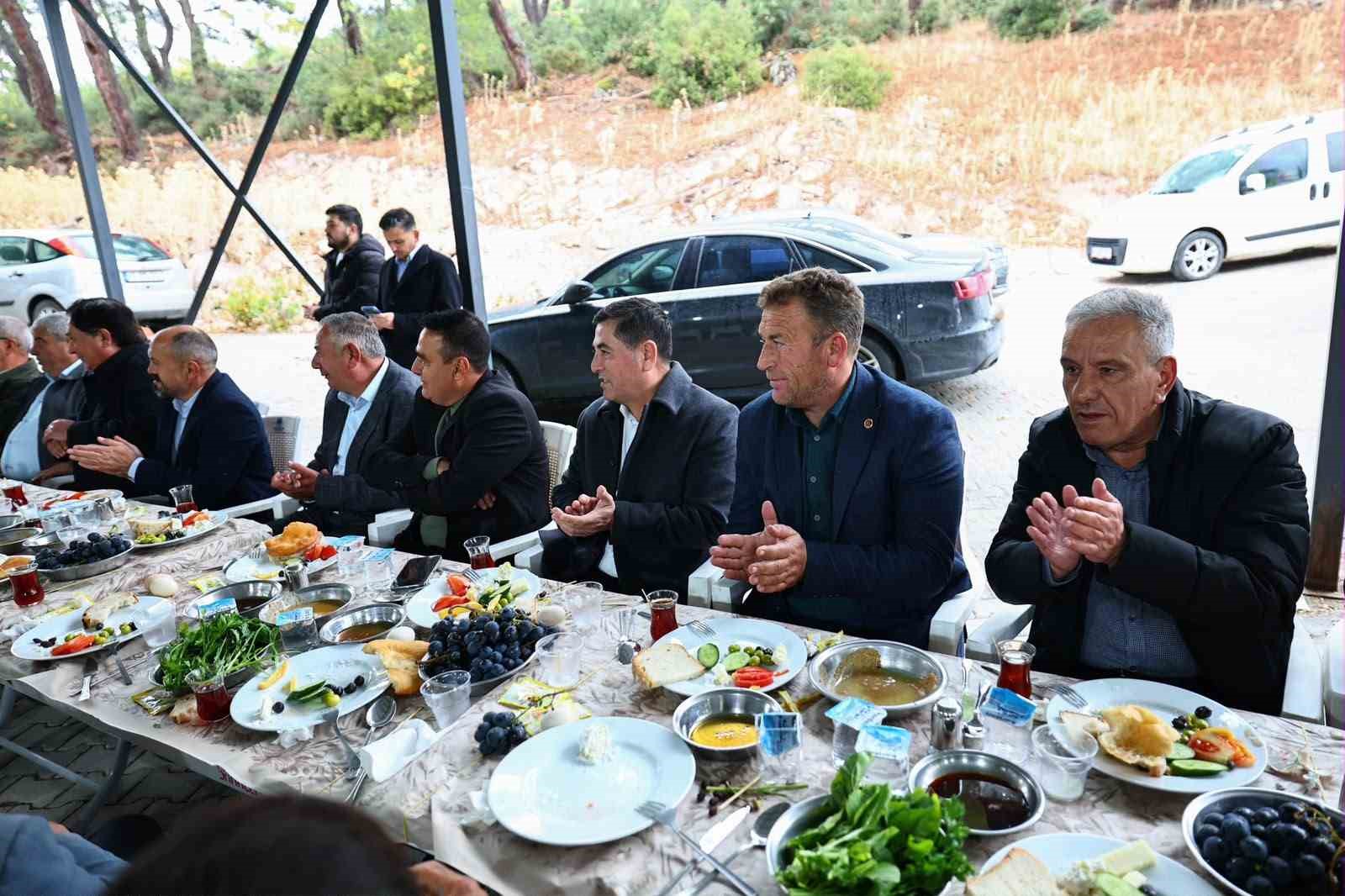 MANİSA BÜYÜKŞEHİR BELEDİYE BAŞKANI BESİM DUTLULU, YUNUSEMRE İLÇESİNİN YUNTDAĞI BÖLGESİNDEKİ SAKALLI MAHALLESİ’NDE MUHTARLAR VE VATANDAŞLARLA BİR ARAYA GELDİ.