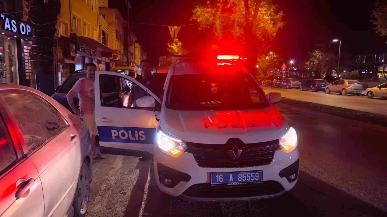 BURSA’NIN İNEGÖL İLÇESİNDE DUYARLI VATANDAŞ YASİN AKDUMAN, ARAÇ KAPUTUNUN ÜZERİNDE BULDUĞU VE İÇERİSİNDE YAKLAŞIK 30 BİN TL BULUNAN ÇANTAYI SAHİBİNE ULAŞTIRILMASI İÇİN POLİSE TESLİM ETTİ.