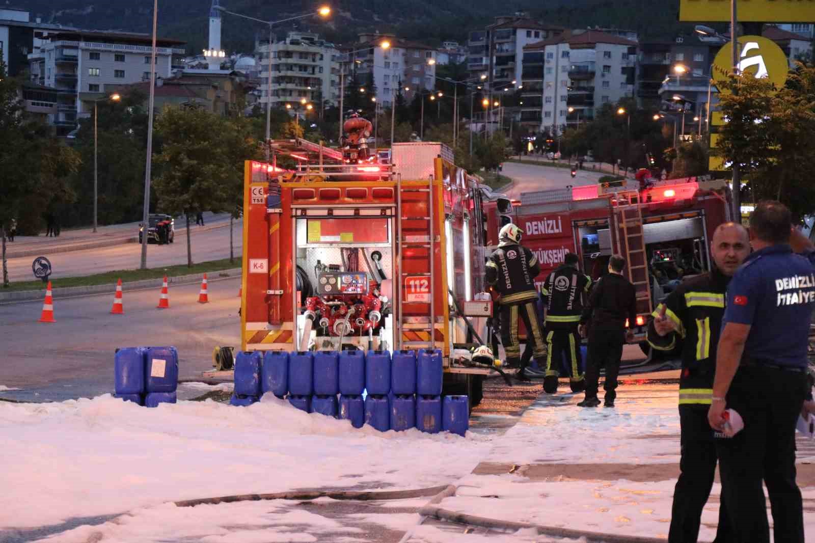 ENİZLİ’DE AKARYAKIT İSTASYONUNDA YAKIT İKMALİ YAPAN TANKERDE ÇIKAN YANGIN İTFAİYE EKİPLERİNİN YANGIN SÖNDÜRME KÖPÜĞÜ MÜDAHALESİYLE SÖNDÜRÜLDÜ. SOĞUTMA ÇALIŞMALARI DRONE İLE AVADAN GÖRÜNTÜLENDİ.