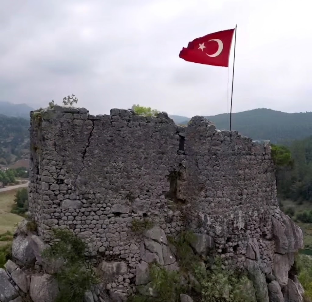 KAHRAMANMARAŞ’IN ANDIRIN İLÇESİNDE SARP KAYALIKLAR ÜZERİNDE YÜKSELEN VE 4. YÜZYIL ROMA DÖNEMİ'NE DAYANAN 16 ASIRLIK HAŞTIRIN KALESİ, GÖRKEMLİ YAPISIYLA ZAMANA MEYDAN OKUYOR