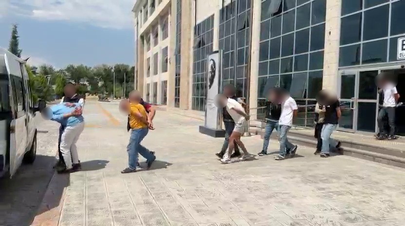 UŞAK’TA BELİRLİ TARİHLER ARASINDA DÜZENLENEN UYUŞTURUCU OPERASYONLARINDA GÖZALTINA ALINAN 14 KİŞİ, ÇIKARILDIKLARI MAHKEMECE TUTUKLANARAK CEZAEVİNE GÖNDERİLDİ.