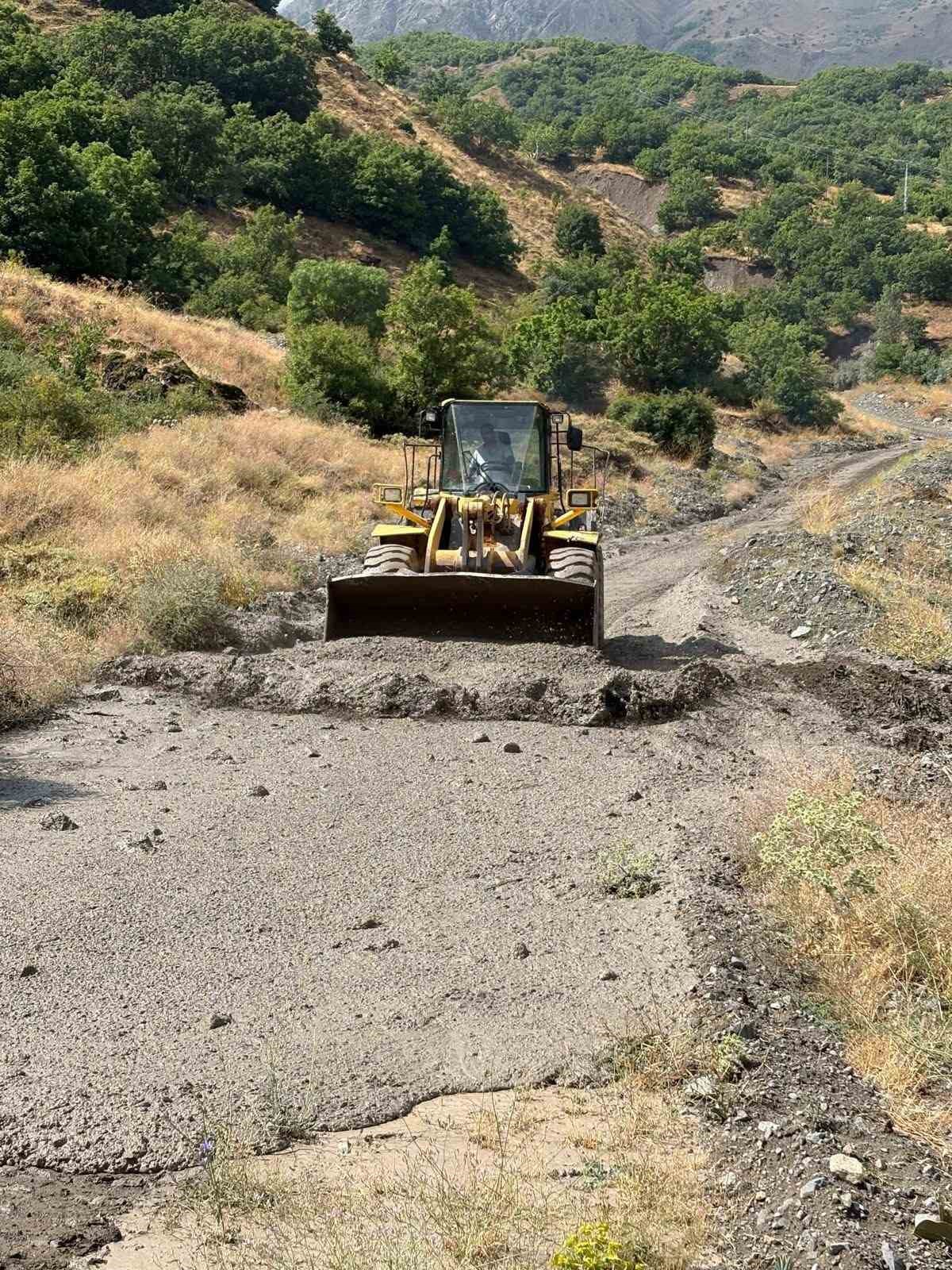 TUNCELİ’DE ETKİLİ OLAN SAĞANAK YAĞIŞTAN DOLAYI, KÖY YOLLARI ZARAR GÖRDÜ. İL ÖZEL İDARESİ EKİPLERİ, YAŞANAN OLAYIN ARDINDAN HEMEN HAREKETE GEÇEREK ÇALIŞMALARA BAŞLADI