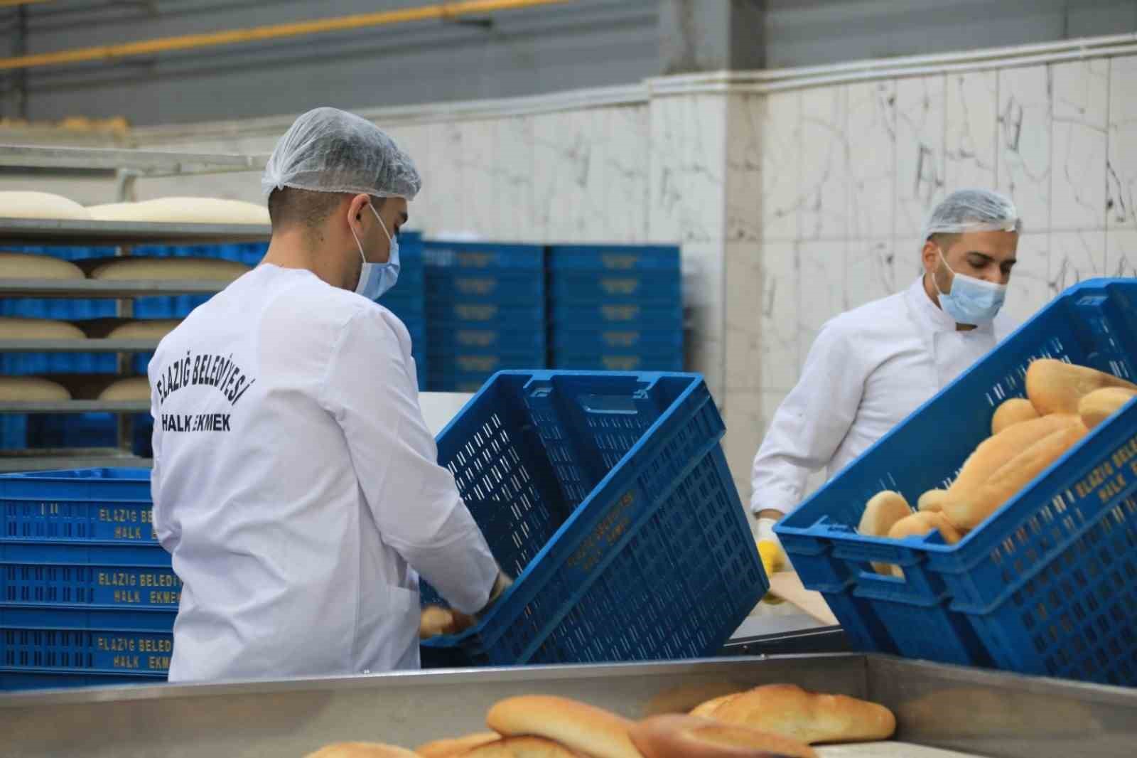 ELAZIĞ BELEDİYESİ, SOSYAL BELEDİYECİLİK ANLAYIŞI DOĞRULTUSUNDA HAYATA GEÇİRDİĞİ HALK EKMEK ÜRETİM TESİSİ’NDE; VATANDAŞLARIN SOFRALARINA SAĞLIKLI, HİJYENİK VE KALİTELİ EKMEĞİ UYGUN FİYATLARLA ULAŞTIRMAYI SÜRDÜRÜYOR. TESİSTE GÜNLÜK YAKLAŞIK 20 BİN EKMEK ÜRETİLEREK VATANDAŞLARIN TÜKETİMİNE SUNULUYOR