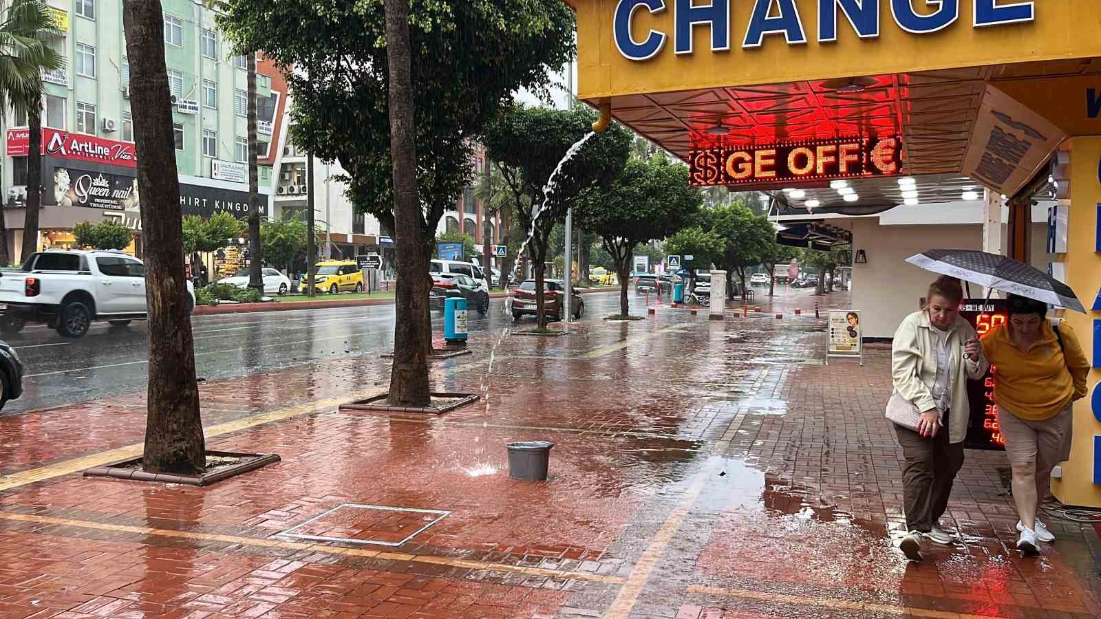 METEOROLOJİ 4. BÖLGE MÜDÜRLÜĞÜNÜN SAĞANAK YAĞIŞ UYARISINDA BULUNDUĞU ANTALYA’NIN ALANYA İLÇESİNDE, SABAH SAATLERİNDE YAĞIŞ ETKİLİ OLDU. YAĞMURA HAZIRLIKSIZ YAKALANAN VATANDAŞLAR ZOR ANLAR YAŞARKEN, UYARILARI DİKKATE ALAN BAZI VATANDAŞLAR İSE ŞEMSİYELERİYLE SOKAĞA ÇIKTI.