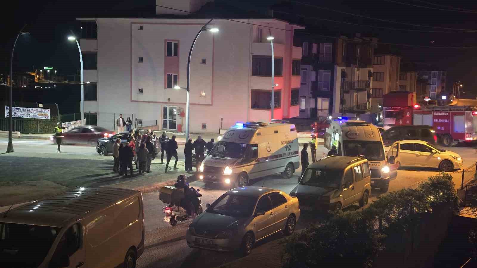 KARABÜK’TE İKİ OTOMOBİLİN KAVŞAKTA ÇARPIŞMASI SONUCU MEYDANA GELEN TRAFİK KAZASINDA 2 KİŞİ YARALANDI.