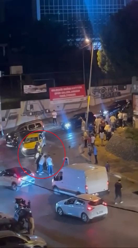 İSTANBUL'UN ESENYURT İLÇESİNDE SEYİR HALİNDEKİ MOTOSİKLET İLE TAKSİ ÇARPIŞTI. KAZA SONRASINDA MOTOSİKLET SÜRÜCÜSÜ METRELERCE YERDE SÜRÜKLENİRKEN, ARAÇTA HASAR MEYDANA GELDİ.
