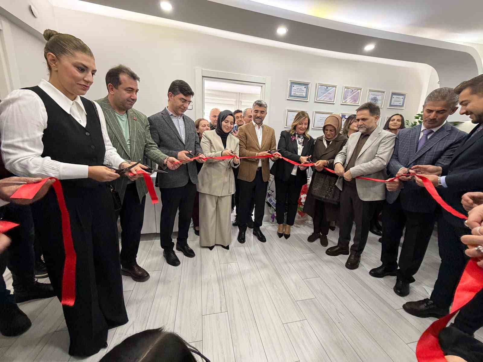 ERZURUM’DA KENT PROTOKOLÜ, PSİKİYATRİST PSİKOTERAPİST DOÇ. DR. SERTAÇ ZENGİL’İN MUAYENEHANE AÇILIŞINDA BİR ARAYA GELDİ.