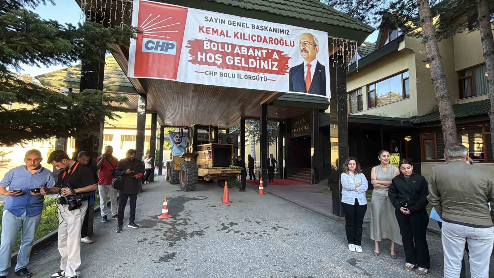 CUMHURİYET HALK PARTİSİ’NİN (CHP) BOLU ABANT'TA DÜZENLENEN TBMM YENİ YASAMA YILI DEĞERLENDİRME KAMPINDA, PANKART ASMAK İÇİN GETİRİLEN BİR KEPÇE OTEL GİRİŞİNDE BOZULDU. DAKİKALARCA UĞRAŞILMASINA RAĞMEN KEPÇE BULUNDUĞU YERDEN KALDIRILAMADI.