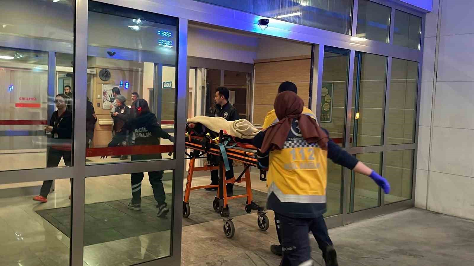 KARAMAN’DA PARKTA ÇIKAN BIÇAKLI KAVGADA 17 YAŞINDAKİ 2 ÇOCUK AĞIR YARALANDI. OLAYIN ARDINDAN KAÇAN 15 YAŞINDAKİ ŞÜPHELİ, YUNUS TİMLERİ TARAFINDAN KISA SÜREDE YAKALANARAK GÖZALTINA ALINDI.