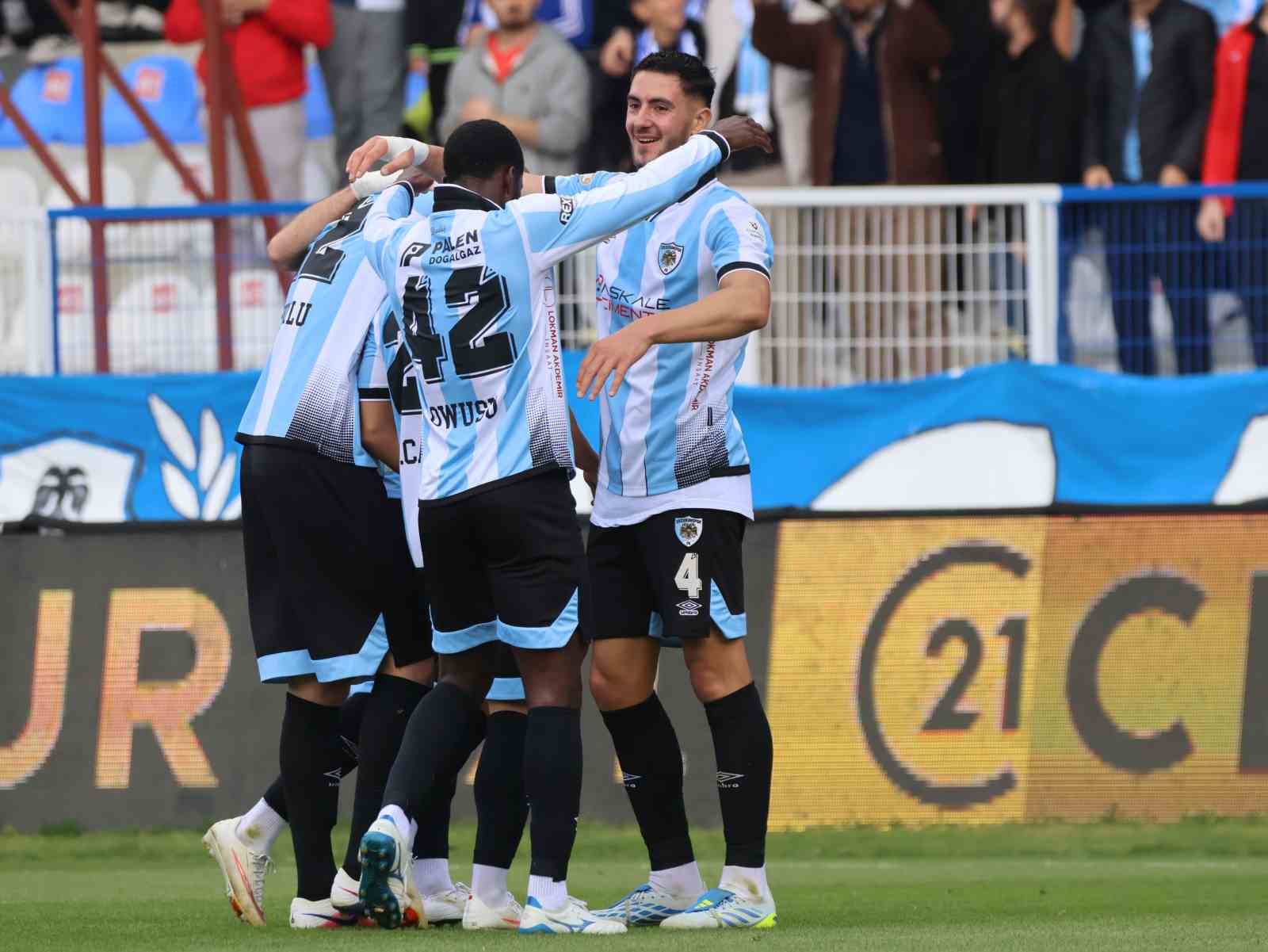 TRENDYOL SÜPER LİG'İN 8. HAFTASINDA ERZURUMSPOR FK, SAHASINDA EYÜPSPOR İLE KARŞI KARŞIYA GELİYOR. MÜCADELENİN İLK YARISI MAVİ-BEYAZLI EKİBİN 1-0 ÜSTÜNLÜĞÜYLE TAMAMLANDI.