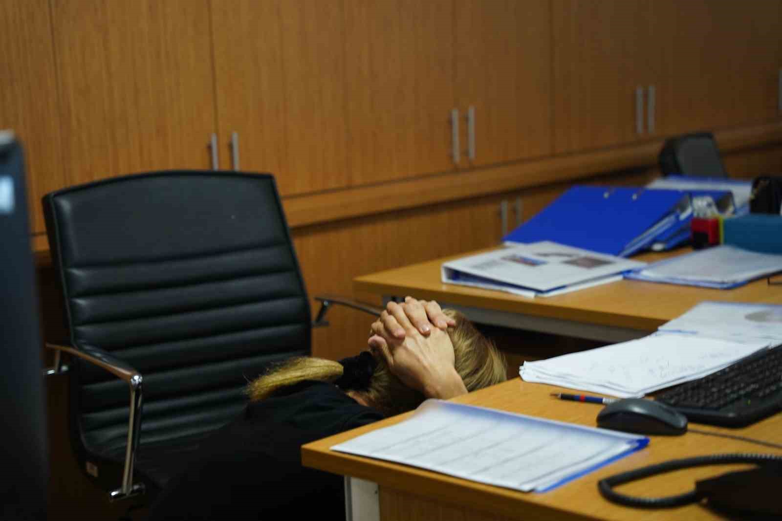 TUZLA BELEDİYESİ TARAFINDAN 17 AĞUSTOS 1999 MARMARA DEPREMİ’NİN YIL DÖNÜMÜNDE OLASI AFETLERE KARŞI HAZIRLIK SEVİYESİNİ GÜÇLENDİRMEK AMACIYLA TATBİKAT GERÇEKLEŞTİRİLDİ. BELEDİYE ANA HİZMET BİNASINDA DÜZENLENEN TATBİKATTA SİRENLERİN ÇALMASIYLA BİRLİKTE ÇALIŞANLAR "ÇÖK-KAPAN-TUTUN" POZİSYONU ALDI.