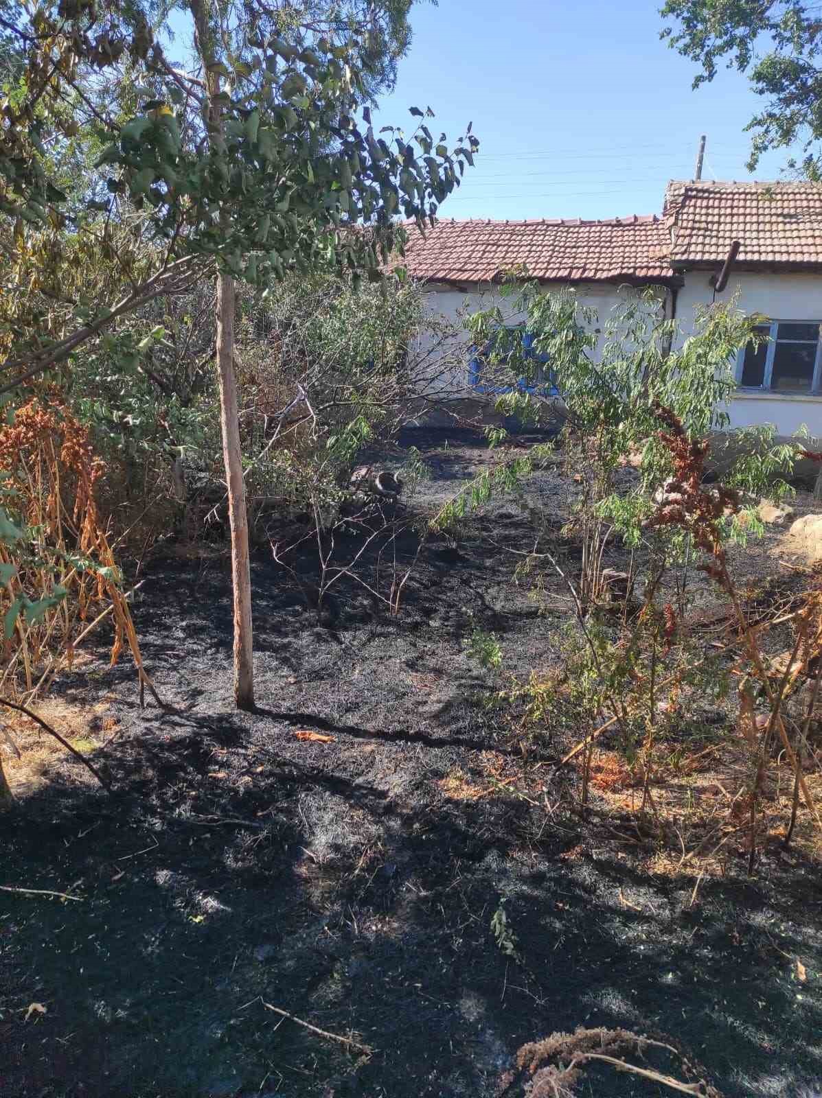 ESKİŞEHİR'İN ÇİFTELER İLÇESİNDE MÜSTAKİL BİR EVİN BAHÇESİNDE BAŞLAYAN VE AHIRA SIÇRAYAN YANGIN, ESKİŞEHİR BÜYÜKŞEHİR BELEDİYESİ İTFAİYE DAİRE BAŞKANLIĞI EKİPLERİNİN MÜDAHALESİYLE İKAMETE ULAŞMADAN KONTROL ALTINA ALINARAK SÖNDÜRÜLDÜ.
