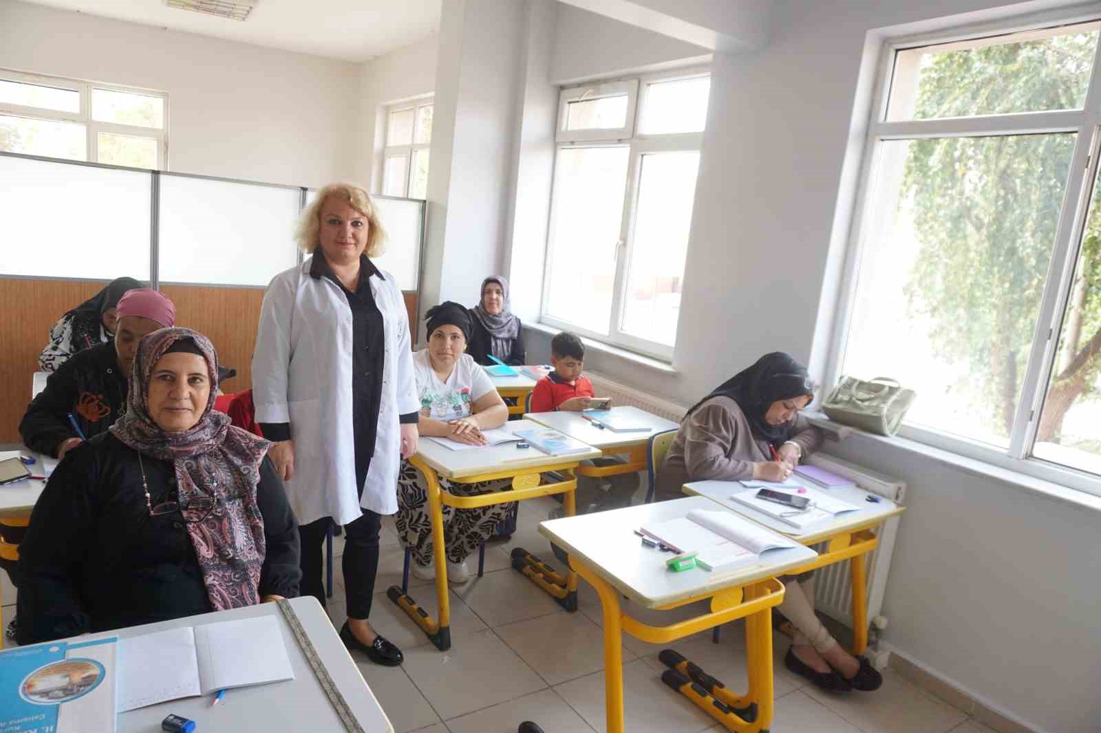 EDİRNE SOSYAL DAYANIŞMA MERKEZİ’NDE (SODAM), “BİR KADIN, BİN UMUT” TEMASIYLA YENİ EĞİTİM DÖNEMİNİN AÇILIŞI GERÇEKLEŞTİRİLDİ.