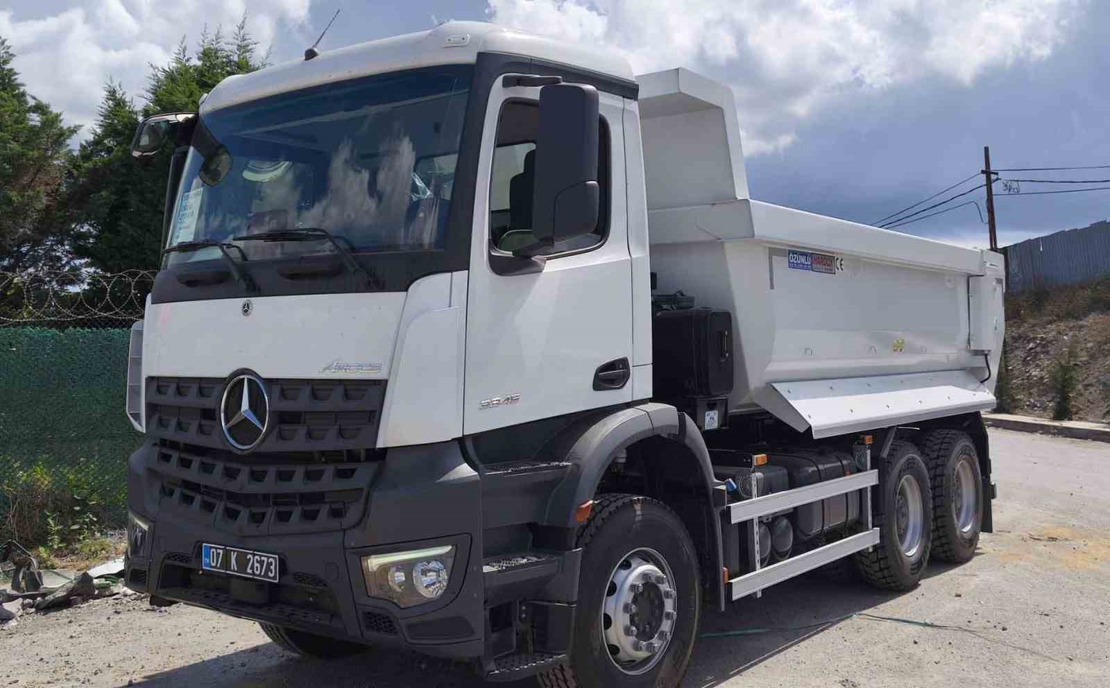 KEMER BELEDİYESİ, ARAÇ FİLOSUNU GÜÇLENDİRMEYE DEVAM EDİYOR. DEVLET MALZEME OFİSİ’NDEN (DMO) SATIN ALINAN 1 ADET DAMPERLİ KAMYON, KEMER BELEDİYESİ ARAÇ FİLOSUNA DAHİL EDİLDİ.
