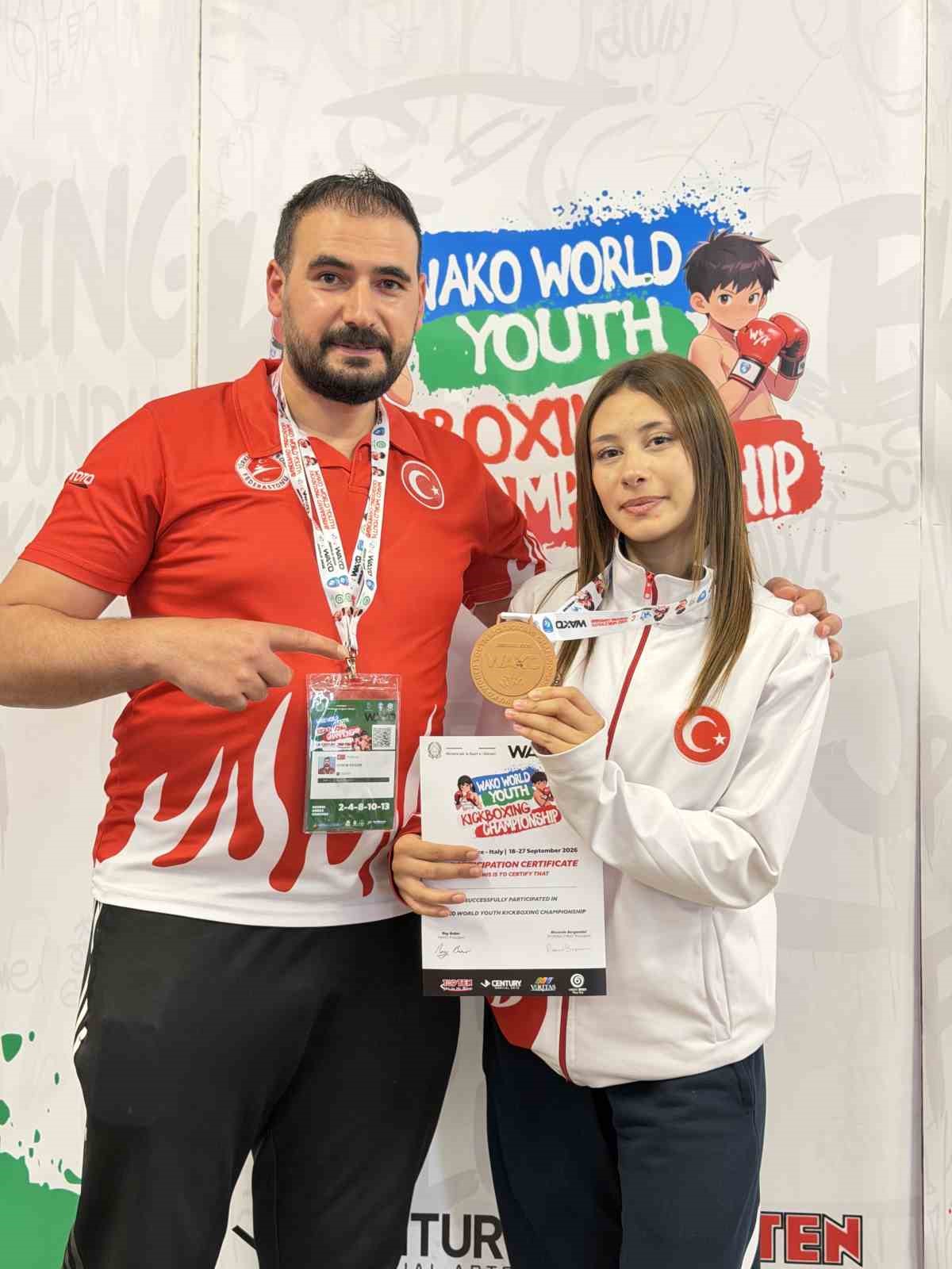 İTALYA’DA DÜZENLENEN 2026 KİCK BOKS DÜNYA ŞAMPİYONASI’NDA 50 KİLO GENÇ BAYANLAR LİGHT CONTACT KATEGORİSİNDE MÜCADELE EDEN BURSALI SPORCU ASLI SALIM, DÜNYA ÜÇÜNCÜSÜ OLARAK BRONZ MADALYA KAZANDI. SALIM, BURSA’YA DÖNÜŞÜNDE KULÜBÜ VE SEVENLERİ TARAFINDAN COŞKUYLA KARŞILANDI.