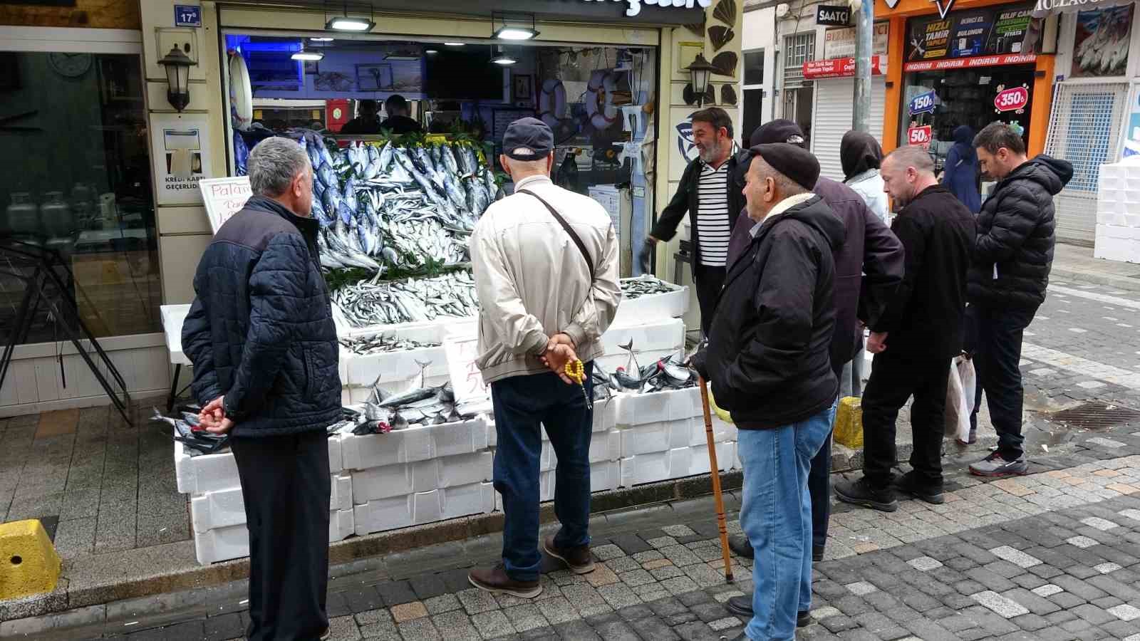 KARADENİZ'DE PALAMUT AVININ BOLLAŞMASIYLA BİRLİKTE FİYATLAR YARI YARIYA DÜŞTÜ. YAKLAŞIK 800-900 GRAM AĞIRLIĞINDAKİ PALAMUTLARIN TANESİ 50 LİRADAN SATIŞA SUNULURKEN, VATANDAŞLAR UCUZ BALIĞA YOĞUN İLGİ GÖSTERDİ.
